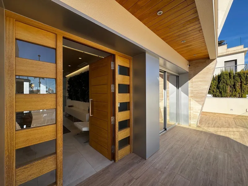 VILLA DE LUJO CON VISTAS AL MAR EN CAPMOAMOR CON 349 M2 DE CASA Y 503 DE PARCELA. 4 DORM. 6 BAÑOS. CON ASCENSOR.