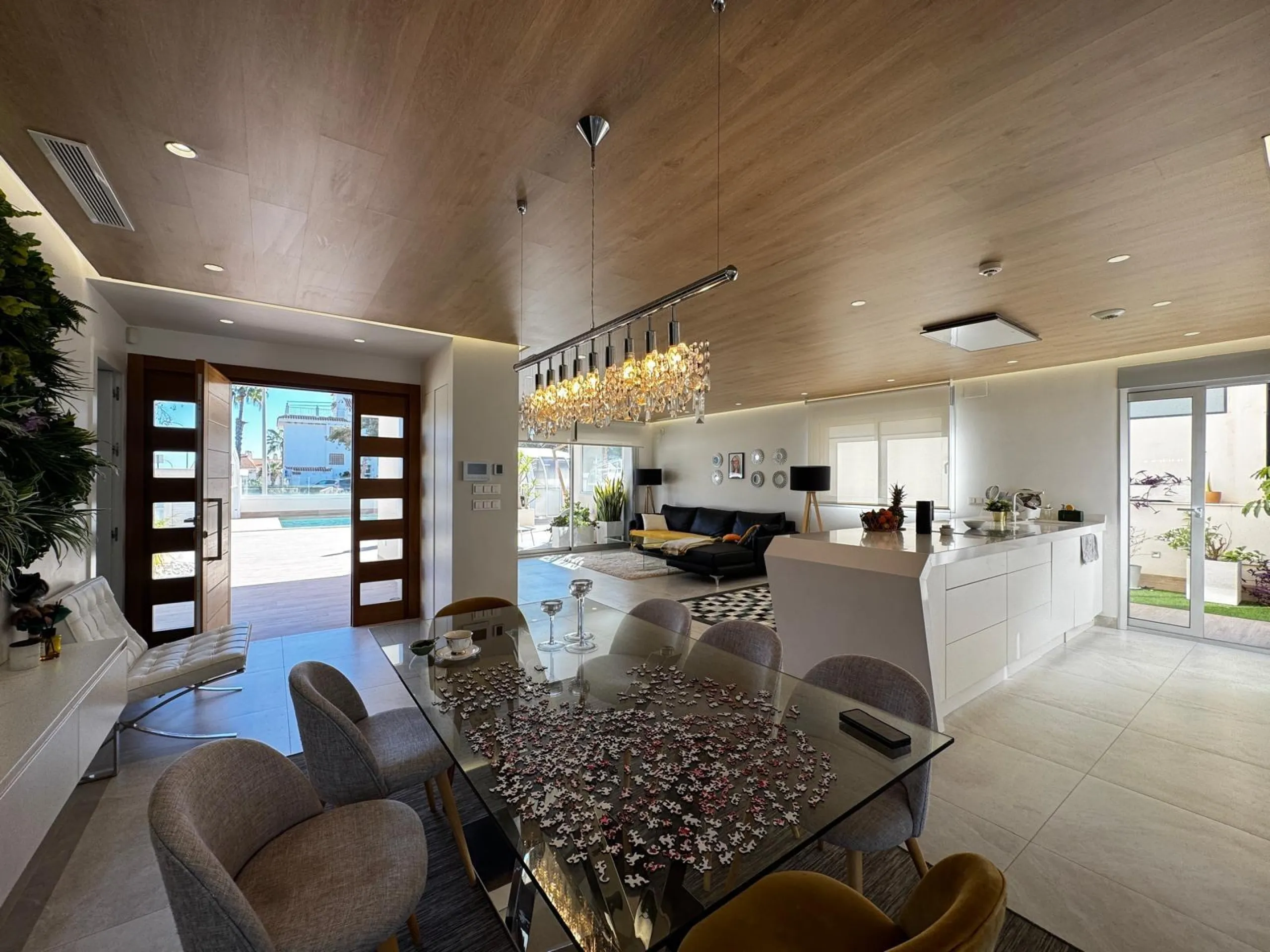 VILLA DE LUJO CON VISTAS AL MAR EN CAPMOAMOR CON 349 M2 DE CASA Y 503 DE PARCELA. 4 DORM. 6 BAÑOS. CON ASCENSOR.