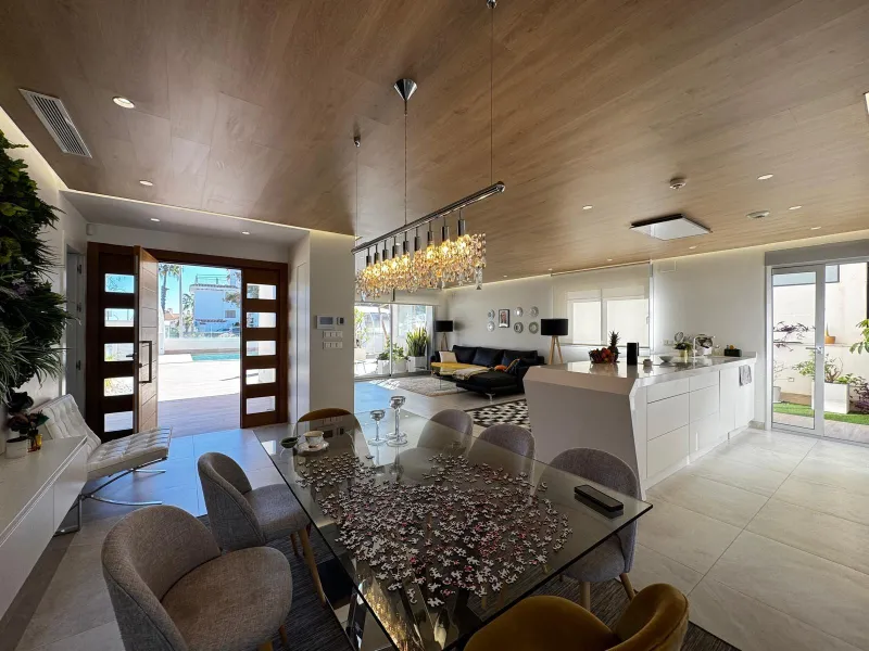VILLA DE LUJO CON VISTAS AL MAR EN CAPMOAMOR CON 349 M2 DE CASA Y 503 DE PARCELA. 4 DORM. 6 BAÑOS. CON ASCENSOR.