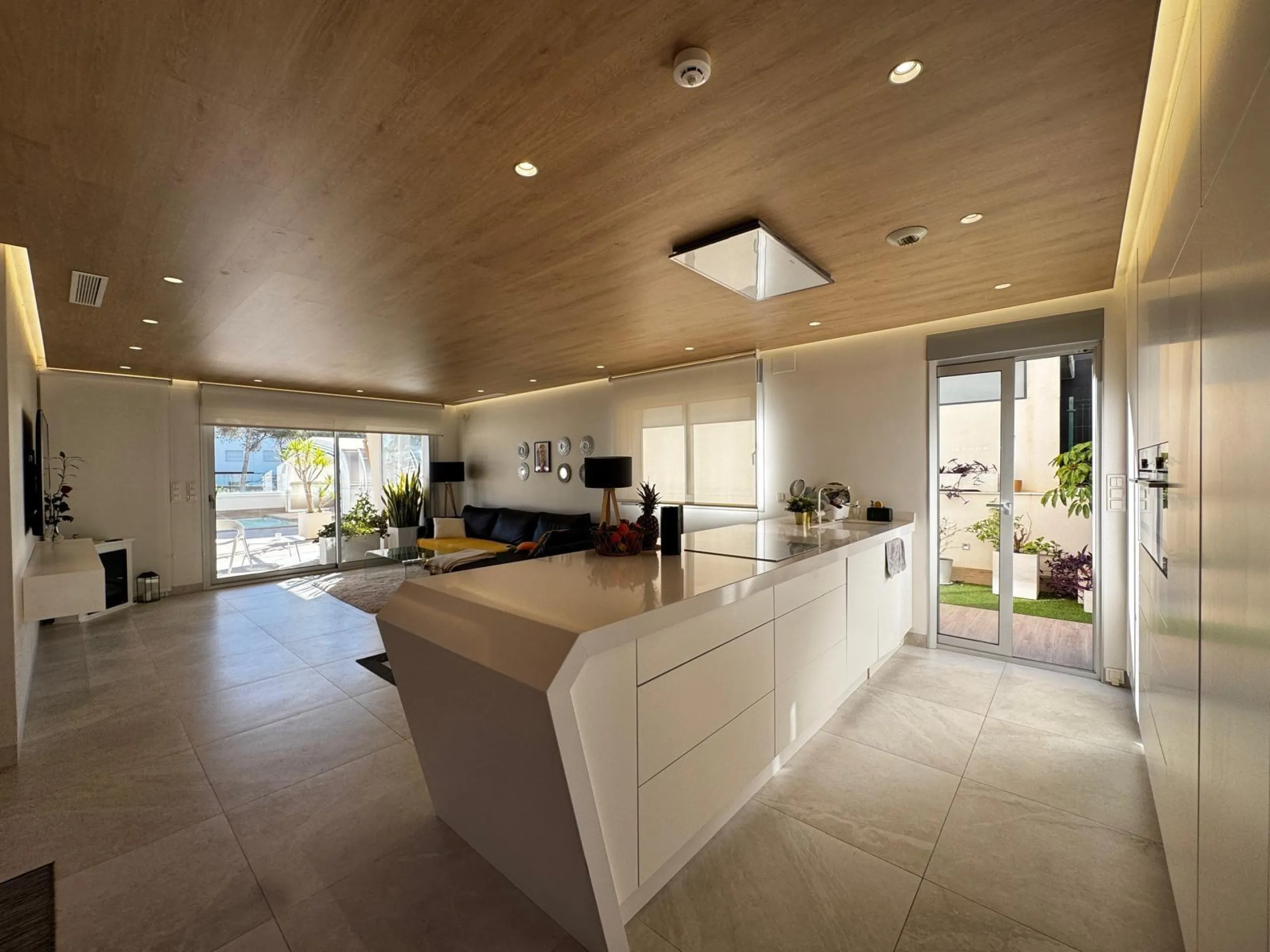 VILLA DE LUJO CON VISTAS AL MAR EN CAPMOAMOR CON 349 M2 DE CASA Y 503 DE PARCELA. 4 DORM. 6 BAÑOS. CON ASCENSOR.