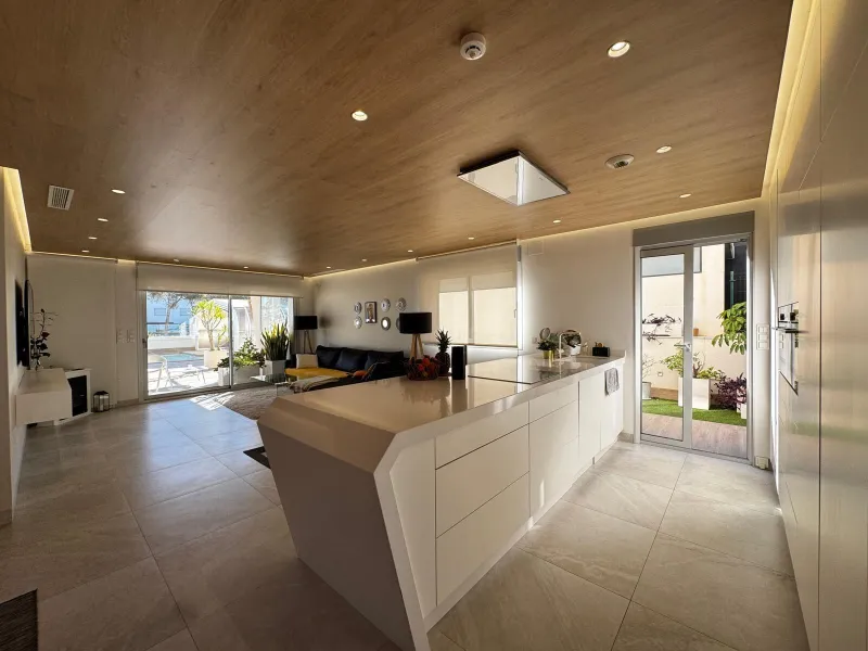 VILLA DE LUJO CON VISTAS AL MAR EN CAPMOAMOR CON 349 M2 DE CASA Y 503 DE PARCELA. 4 DORM. 6 BAÑOS. CON ASCENSOR.
