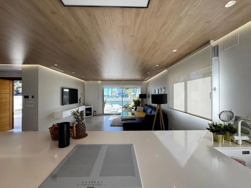 VILLA DE LUJO CON VISTAS AL MAR EN CAPMOAMOR CON 349 M2 DE CASA Y 503 DE PARCELA. 4 DORM. 6 BAÑOS. CON ASCENSOR.