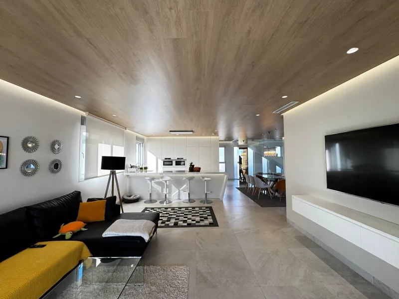 VILLA DE LUJO CON VISTAS AL MAR EN CAPMOAMOR CON 349 M2 DE CASA Y 503 DE PARCELA. 4 DORM. 6 BAÑOS. CON ASCENSOR.