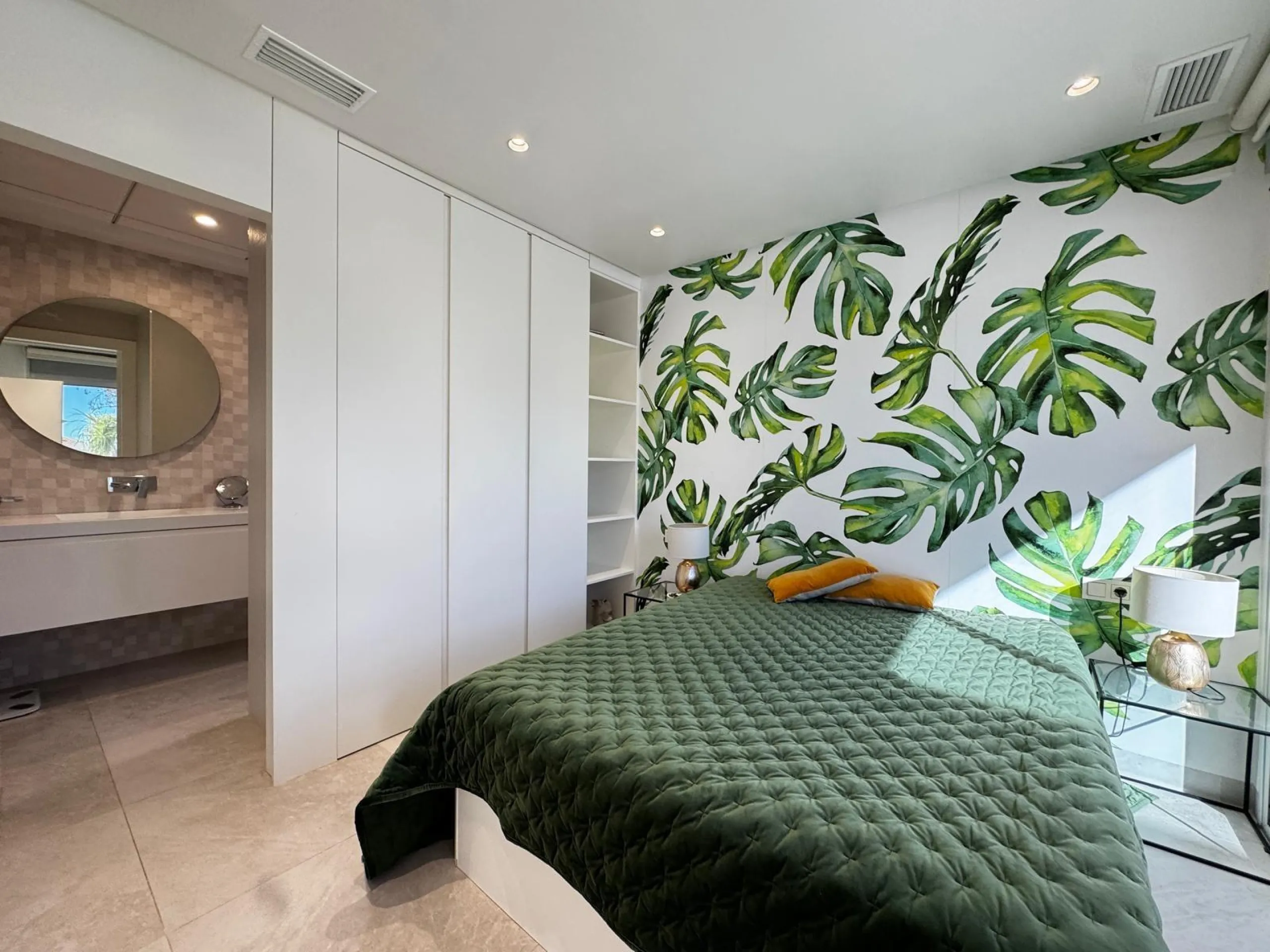 VILLA DE LUJO CON VISTAS AL MAR EN CAPMOAMOR CON 349 M2 DE CASA Y 503 DE PARCELA. 4 DORM. 6 BAÑOS. CON ASCENSOR.