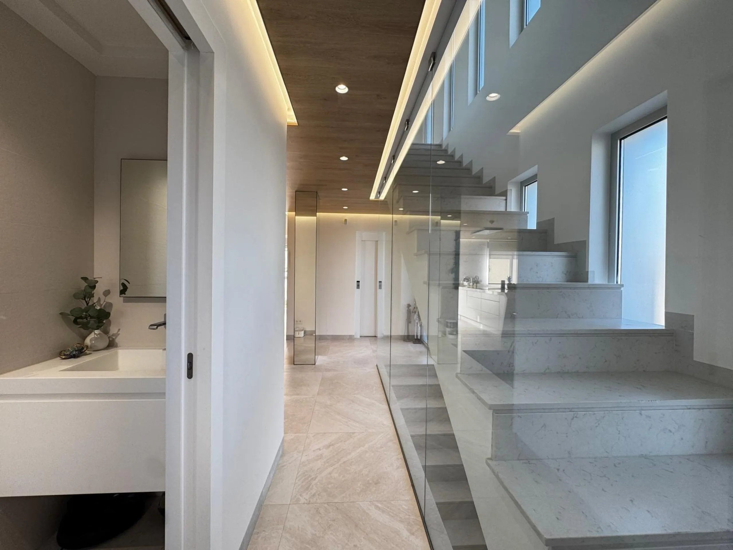 VILLA DE LUJO CON VISTAS AL MAR EN CAPMOAMOR CON 349 M2 DE CASA Y 503 DE PARCELA. 4 DORM. 6 BAÑOS. CON ASCENSOR.