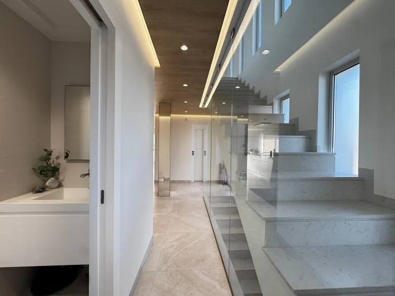 VILLA DE LUJO CON VISTAS AL MAR EN CAPMOAMOR CON 349 M2 DE CASA Y 503 DE PARCELA. 4 DORM. 6 BAÑOS. CON ASCENSOR.