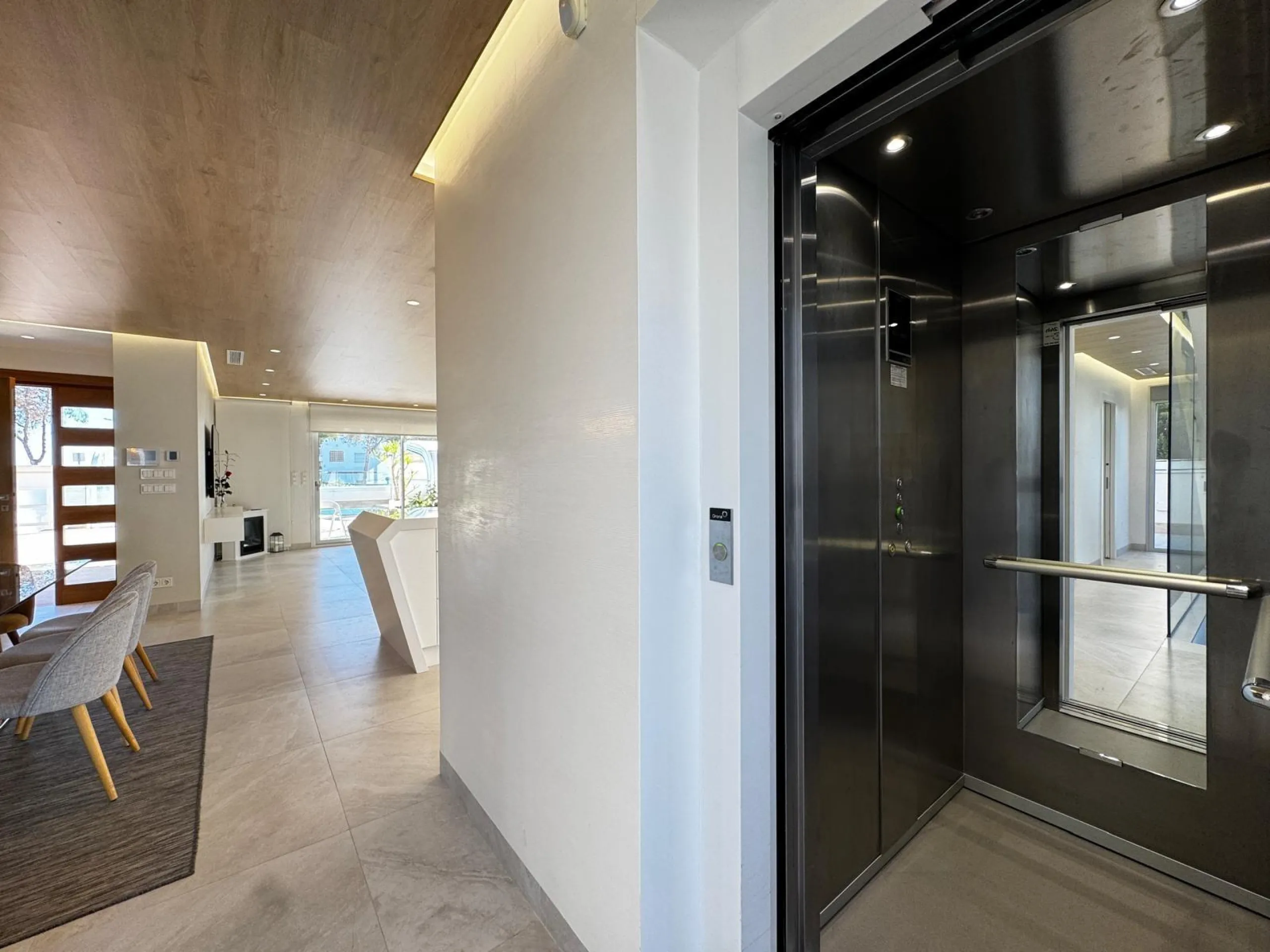 VILLA DE LUJO CON VISTAS AL MAR EN CAPMOAMOR CON 349 M2 DE CASA Y 503 DE PARCELA. 4 DORM. 6 BAÑOS. CON ASCENSOR.