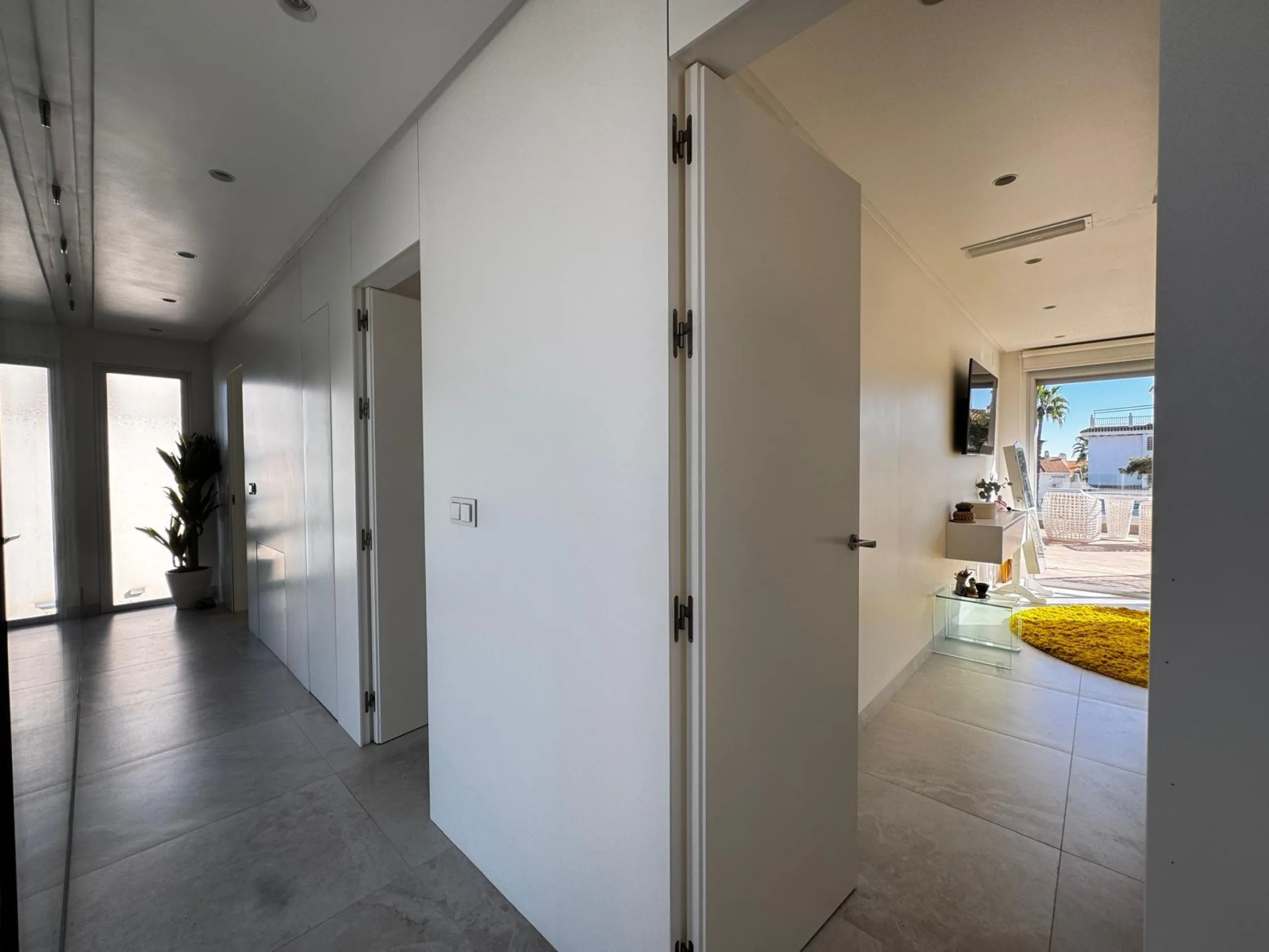 VILLA DE LUJO CON VISTAS AL MAR EN CAPMOAMOR CON 349 M2 DE CASA Y 503 DE PARCELA. 4 DORM. 6 BAÑOS. CON ASCENSOR.