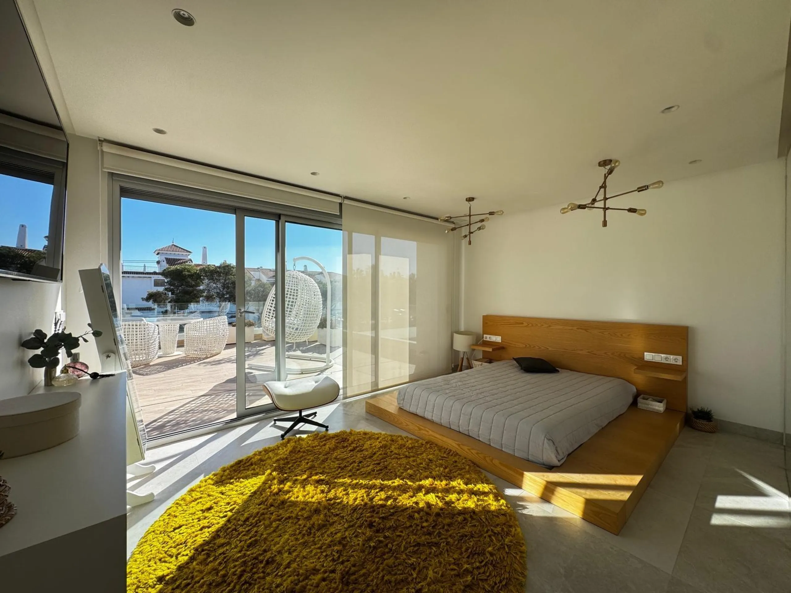 VILLA DE LUJO CON VISTAS AL MAR EN CAPMOAMOR CON 349 M2 DE CASA Y 503 DE PARCELA. 4 DORM. 6 BAÑOS. CON ASCENSOR.