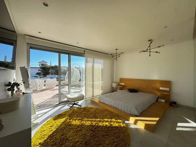 VILLA DE LUJO CON VISTAS AL MAR EN CAPMOAMOR CON 349 M2 DE CASA Y 503 DE PARCELA. 4 DORM. 6 BAÑOS. CON ASCENSOR.