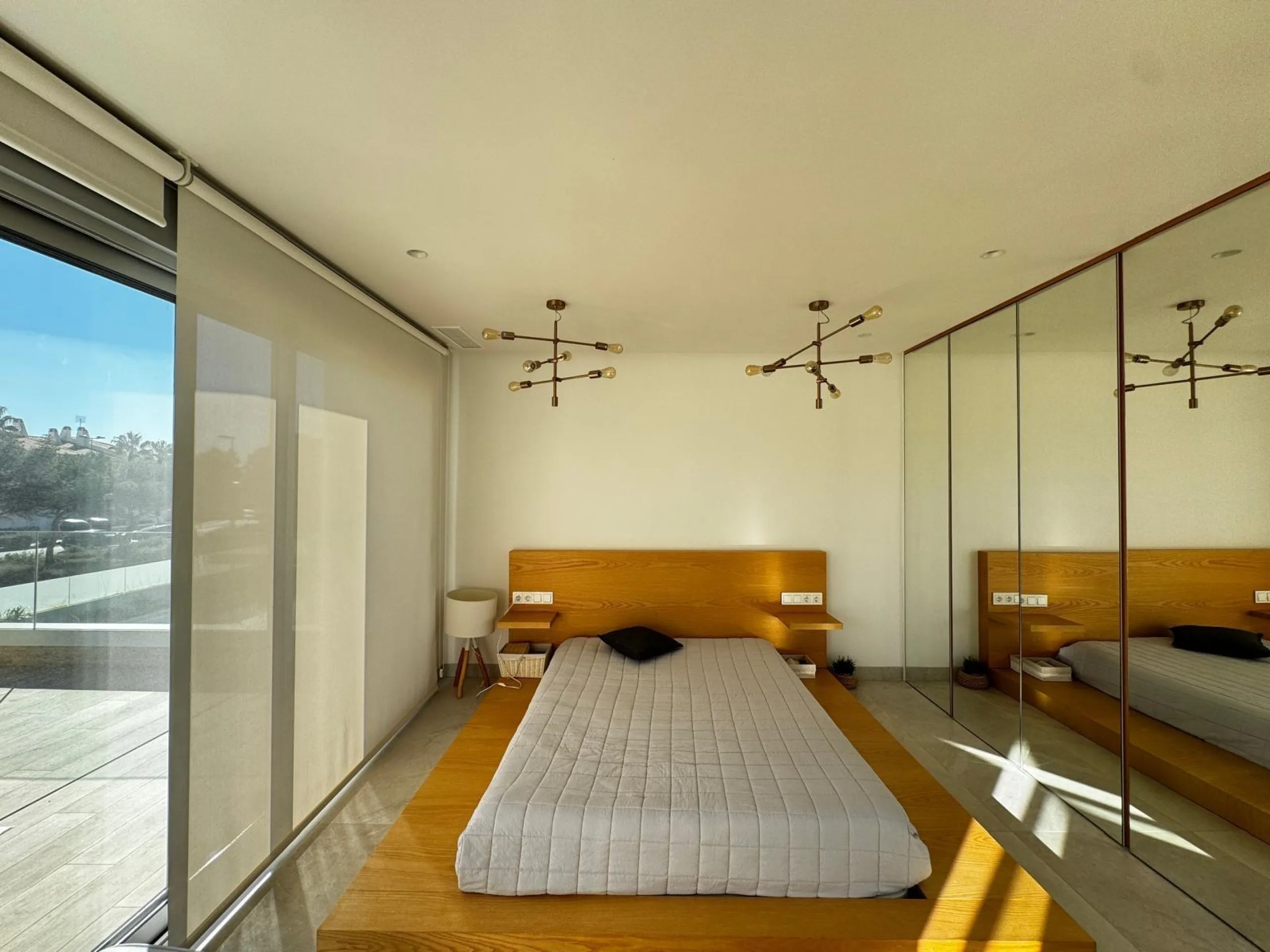 VILLA DE LUJO CON VISTAS AL MAR EN CAPMOAMOR CON 349 M2 DE CASA Y 503 DE PARCELA. 4 DORM. 6 BAÑOS. CON ASCENSOR.