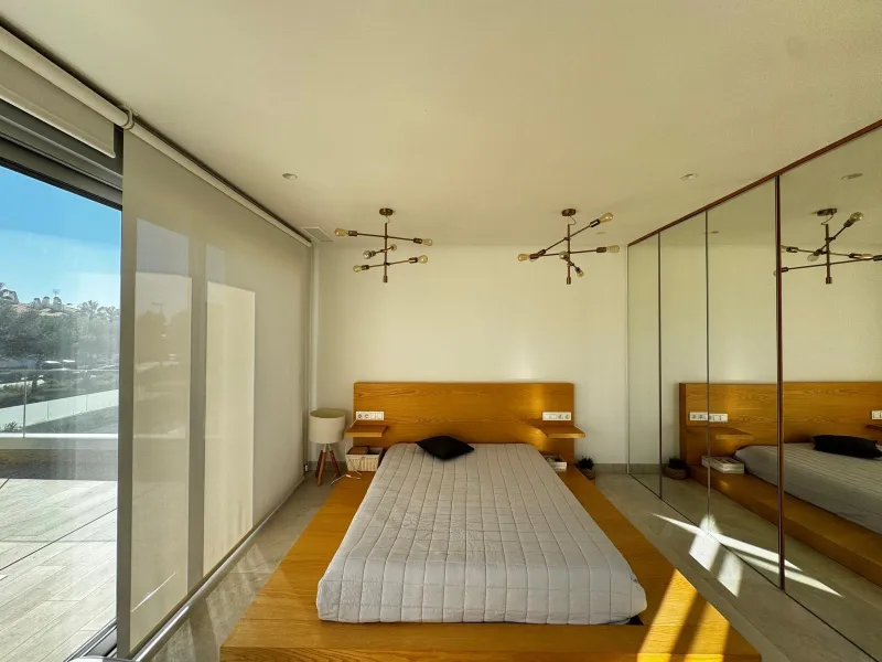 VILLA DE LUJO CON VISTAS AL MAR EN CAPMOAMOR CON 349 M2 DE CASA Y 503 DE PARCELA. 4 DORM. 6 BAÑOS. CON ASCENSOR.