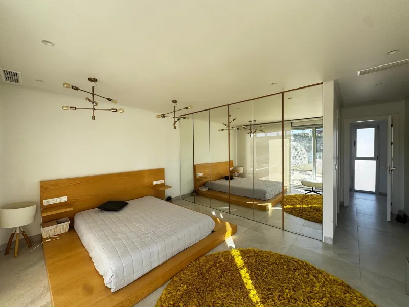 VILLA DE LUJO CON VISTAS AL MAR EN CAPMOAMOR CON 349 M2 DE CASA Y 503 DE PARCELA. 4 DORM. 6 BAÑOS. CON ASCENSOR.