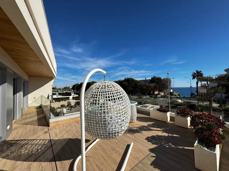 VILLA DE LUJO CON VISTAS AL MAR EN CAPMOAMOR CON 349 M2 DE CASA Y 503 DE PARCELA. 4 DORM. 6 BAÑOS. CON ASCENSOR.