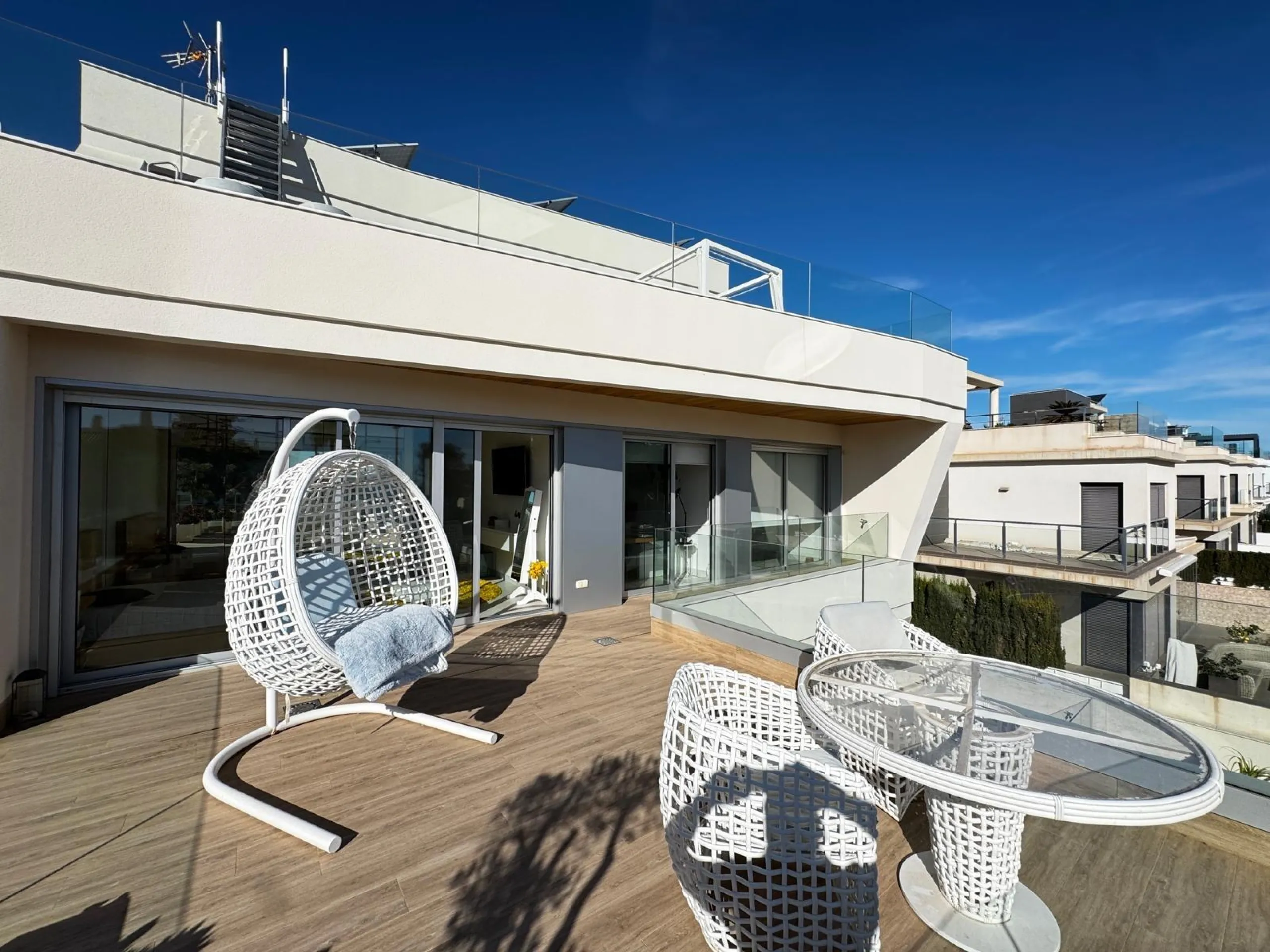 VILLA DE LUJO CON VISTAS AL MAR EN CAPMOAMOR CON 349 M2 DE CASA Y 503 DE PARCELA. 4 DORM. 6 BAÑOS. CON ASCENSOR.