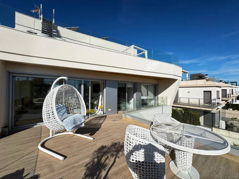 VILLA DE LUJO CON VISTAS AL MAR EN CAPMOAMOR CON 349 M2 DE CASA Y 503 DE PARCELA. 4 DORM. 6 BAÑOS. CON ASCENSOR.