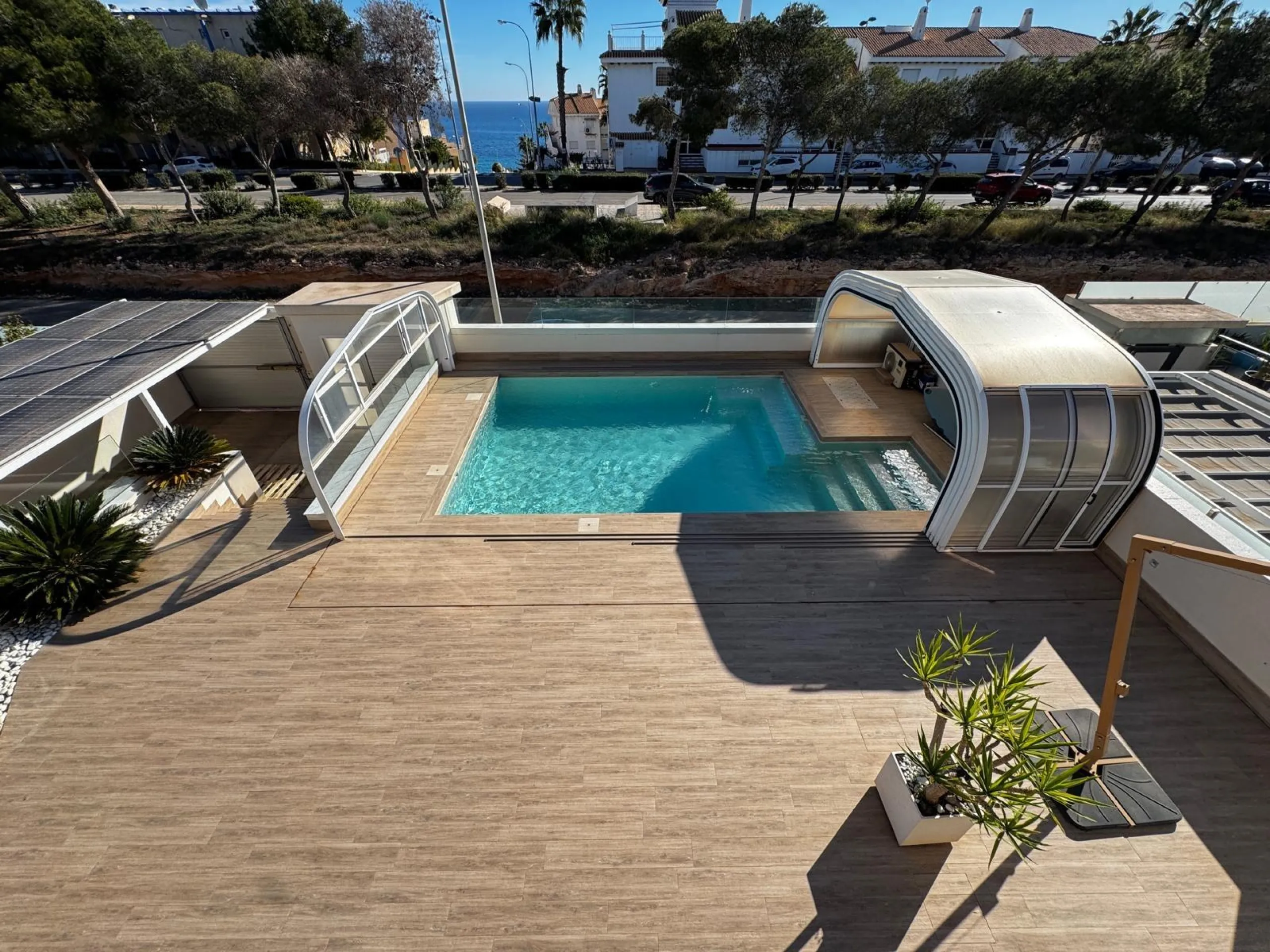 VILLA DE LUJO CON VISTAS AL MAR EN CAPMOAMOR CON 349 M2 DE CASA Y 503 DE PARCELA. 4 DORM. 6 BAÑOS. CON ASCENSOR.