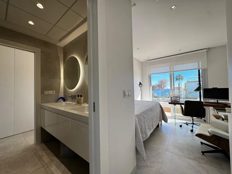 VILLA DE LUJO CON VISTAS AL MAR EN CAPMOAMOR CON 349 M2 DE CASA Y 503 DE PARCELA. 4 DORM. 6 BAÑOS. CON ASCENSOR.