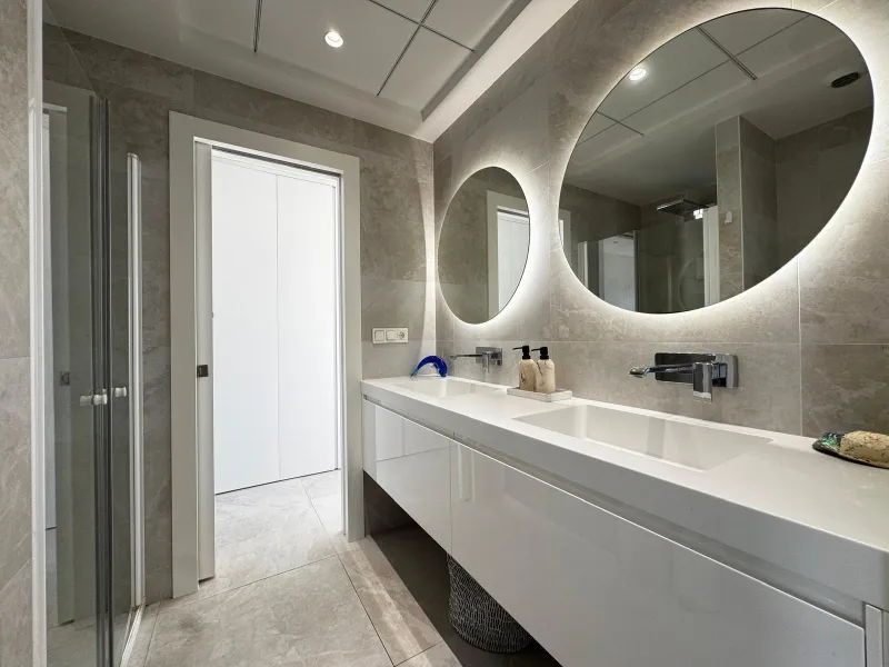 VILLA DE LUJO CON VISTAS AL MAR EN CAPMOAMOR CON 349 M2 DE CASA Y 503 DE PARCELA. 4 DORM. 6 BAÑOS. CON ASCENSOR.