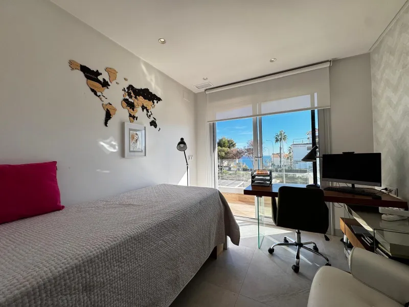 VILLA DE LUJO CON VISTAS AL MAR EN CAPMOAMOR CON 349 M2 DE CASA Y 503 DE PARCELA. 4 DORM. 6 BAÑOS. CON ASCENSOR.