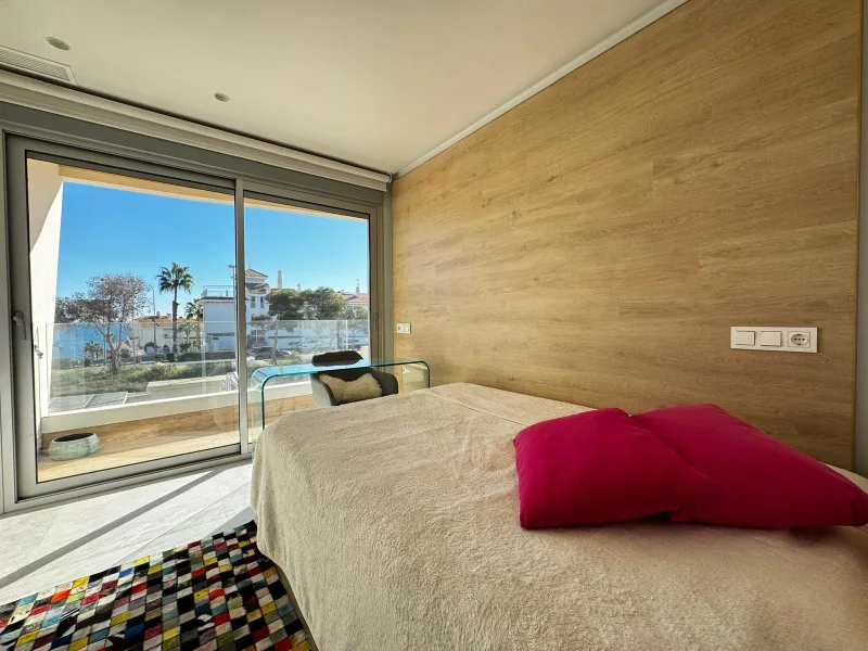 VILLA DE LUJO CON VISTAS AL MAR EN CAPMOAMOR CON 349 M2 DE CASA Y 503 DE PARCELA. 4 DORM. 6 BAÑOS. CON ASCENSOR.