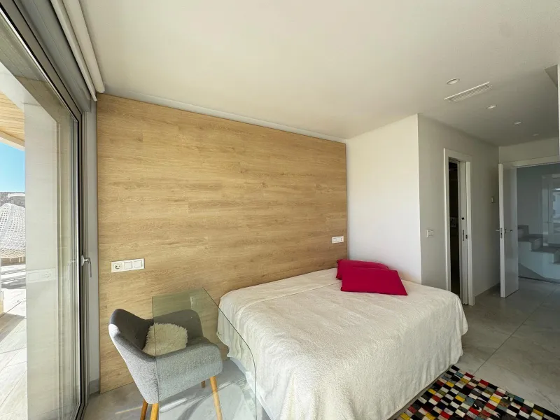 VILLA DE LUJO CON VISTAS AL MAR EN CAPMOAMOR CON 349 M2 DE CASA Y 503 DE PARCELA. 4 DORM. 6 BAÑOS. CON ASCENSOR.
