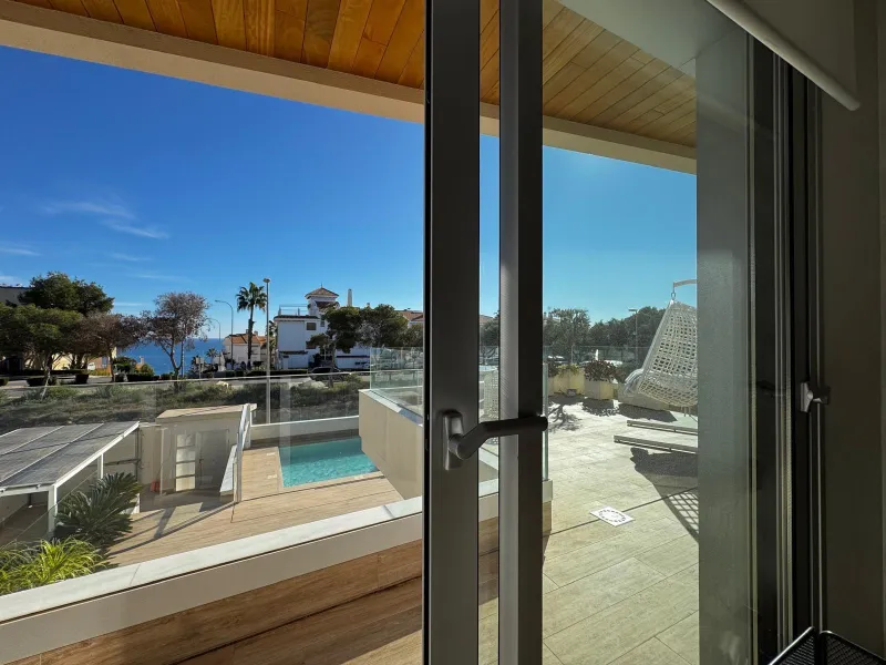 VILLA DE LUJO CON VISTAS AL MAR EN CAPMOAMOR CON 349 M2 DE CASA Y 503 DE PARCELA. 4 DORM. 6 BAÑOS. CON ASCENSOR.