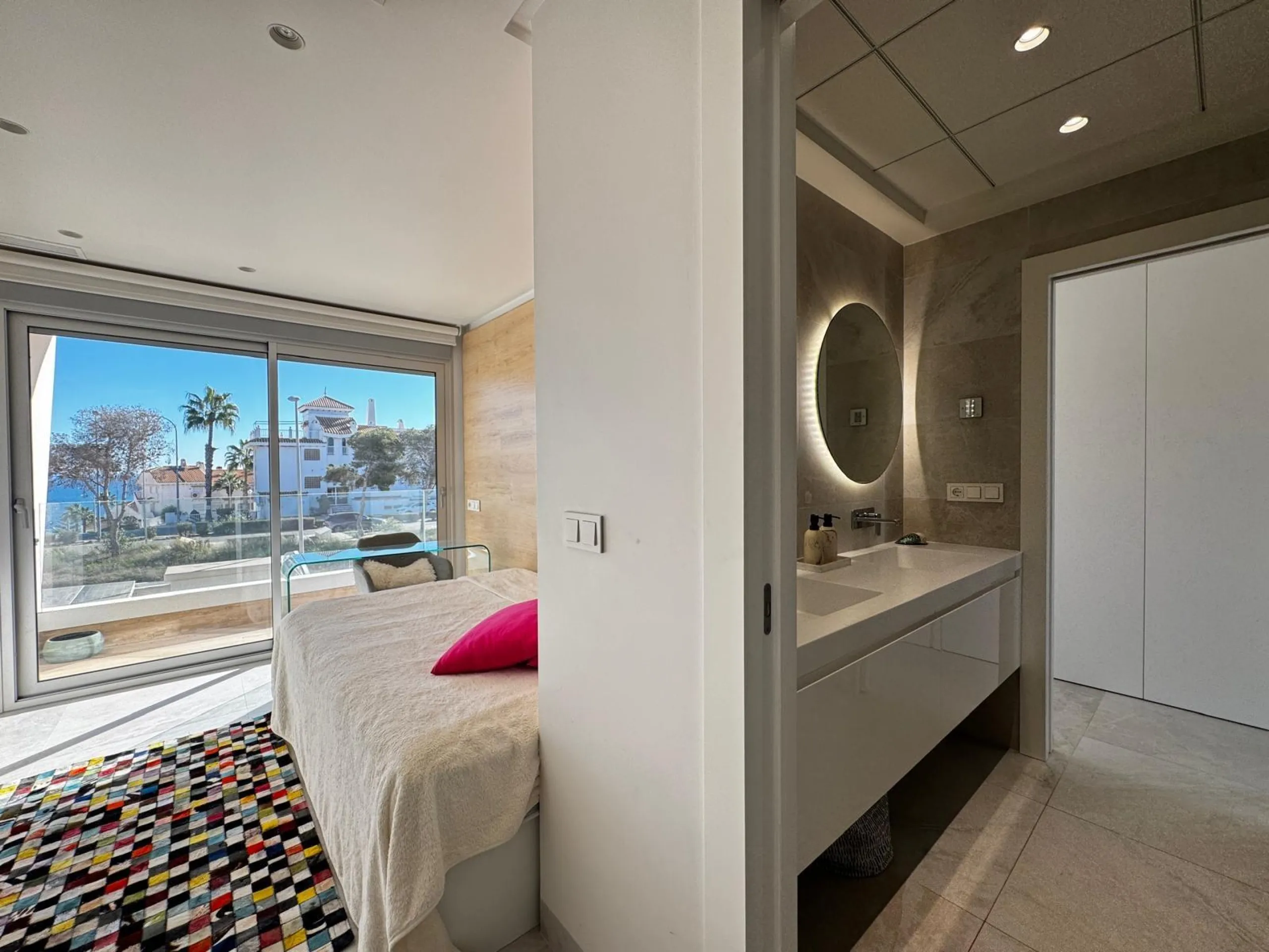 VILLA DE LUJO CON VISTAS AL MAR EN CAPMOAMOR CON 349 M2 DE CASA Y 503 DE PARCELA. 4 DORM. 6 BAÑOS. CON ASCENSOR.