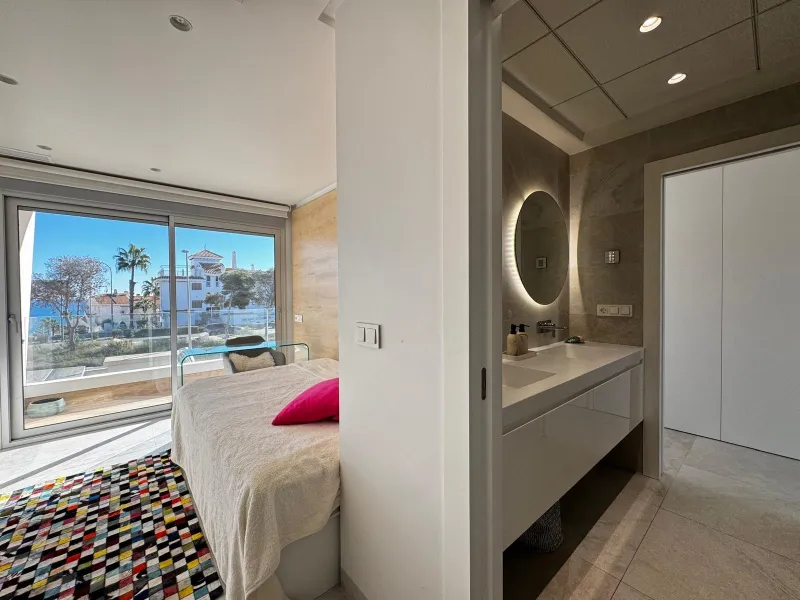 VILLA DE LUJO CON VISTAS AL MAR EN CAPMOAMOR CON 349 M2 DE CASA Y 503 DE PARCELA. 4 DORM. 6 BAÑOS. CON ASCENSOR.