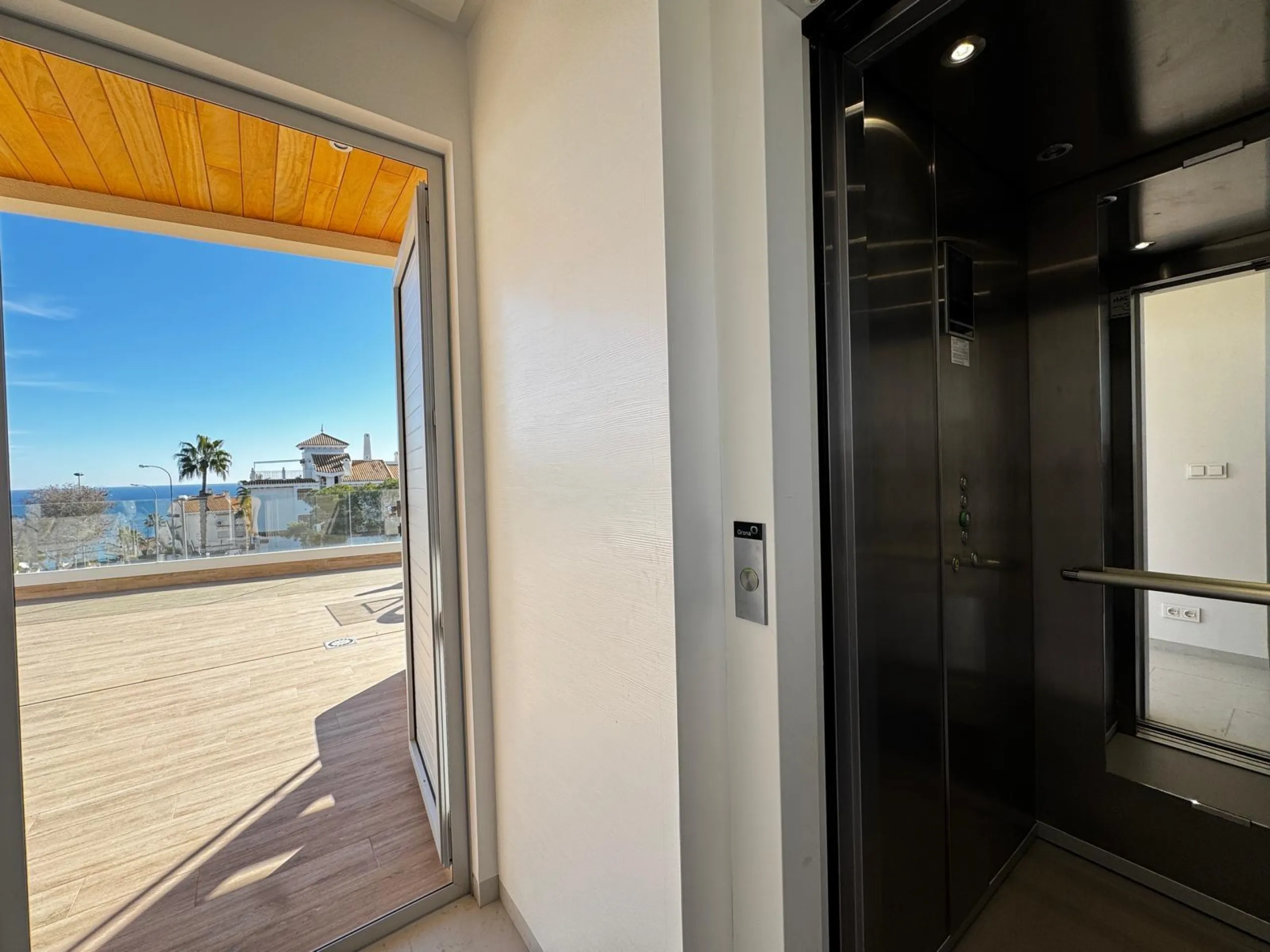 VILLA DE LUJO CON VISTAS AL MAR EN CAPMOAMOR CON 349 M2 DE CASA Y 503 DE PARCELA. 4 DORM. 6 BAÑOS. CON ASCENSOR.
