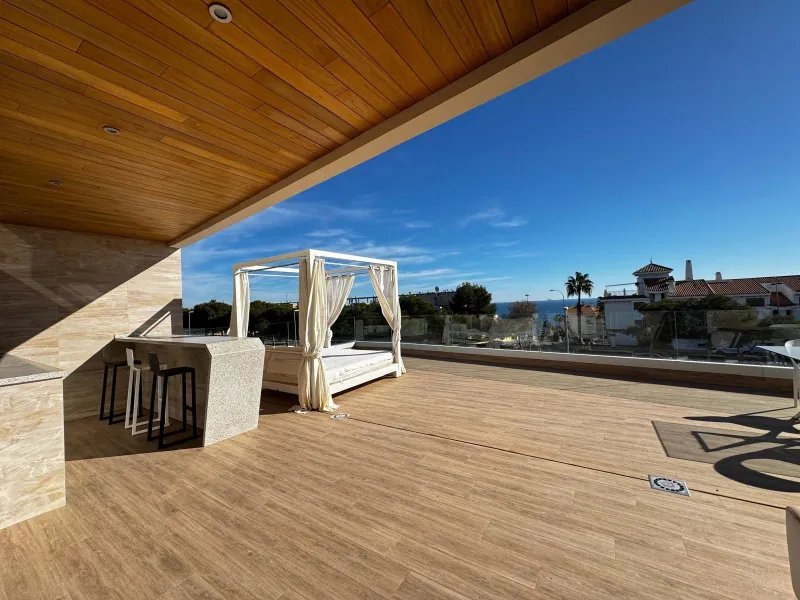 VILLA DE LUJO CON VISTAS AL MAR EN CAPMOAMOR CON 349 M2 DE CASA Y 503 DE PARCELA. 4 DORM. 6 BAÑOS. CON ASCENSOR.