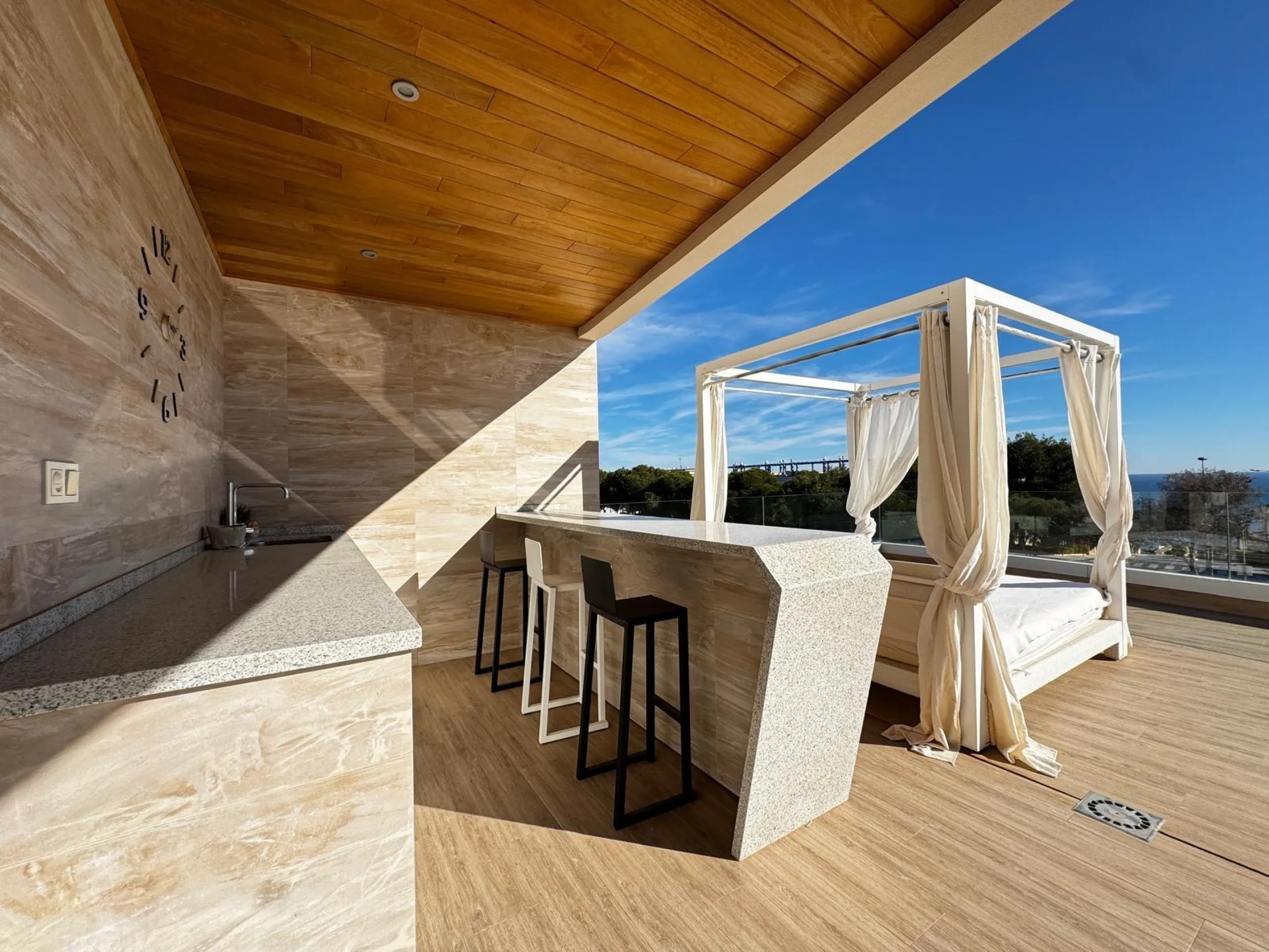 VILLA DE LUJO CON VISTAS AL MAR EN CAPMOAMOR CON 349 M2 DE CASA Y 503 DE PARCELA. 4 DORM. 6 BAÑOS. CON ASCENSOR.