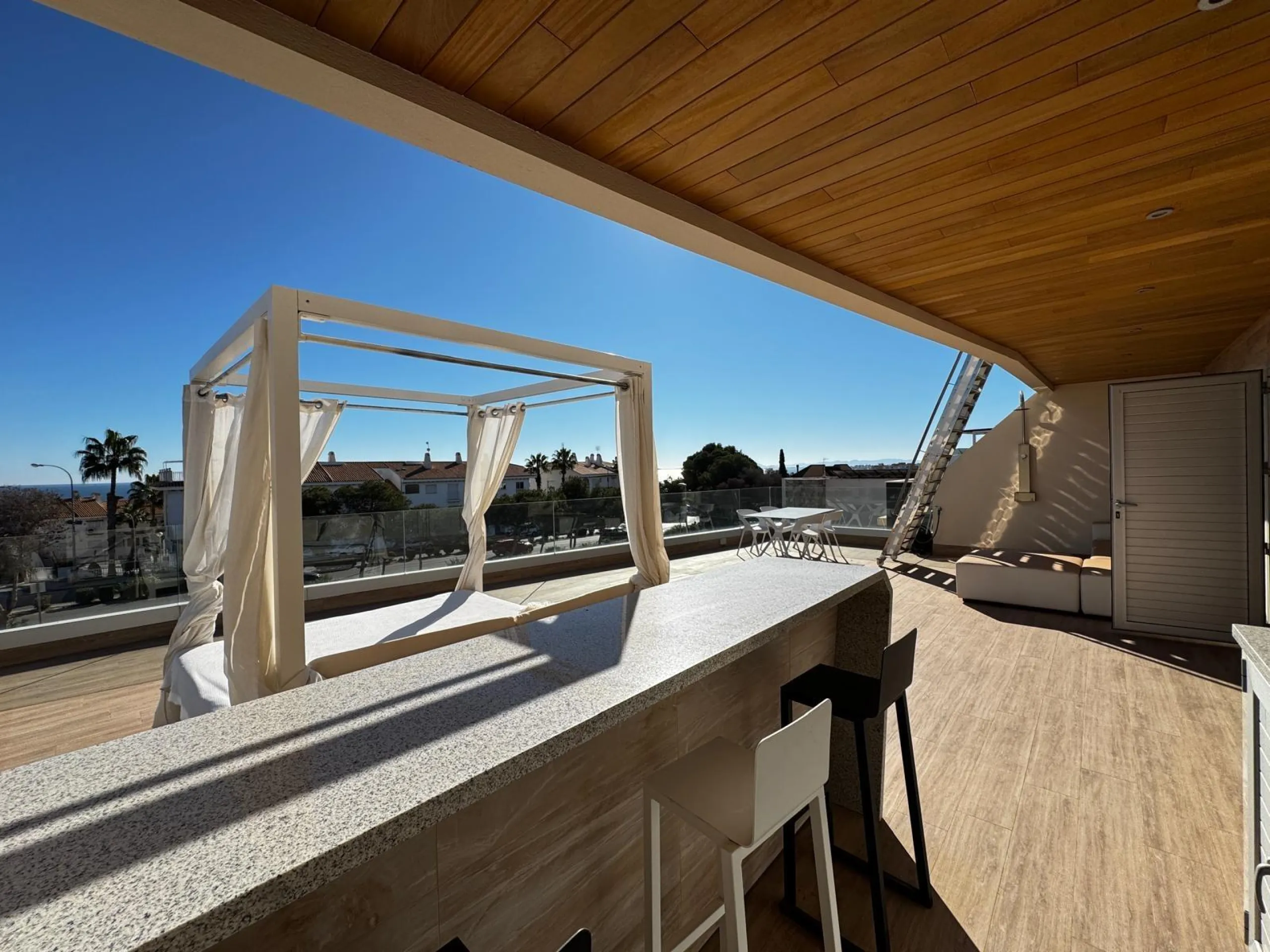 VILLA DE LUJO CON VISTAS AL MAR EN CAPMOAMOR CON 349 M2 DE CASA Y 503 DE PARCELA. 4 DORM. 6 BAÑOS. CON ASCENSOR.