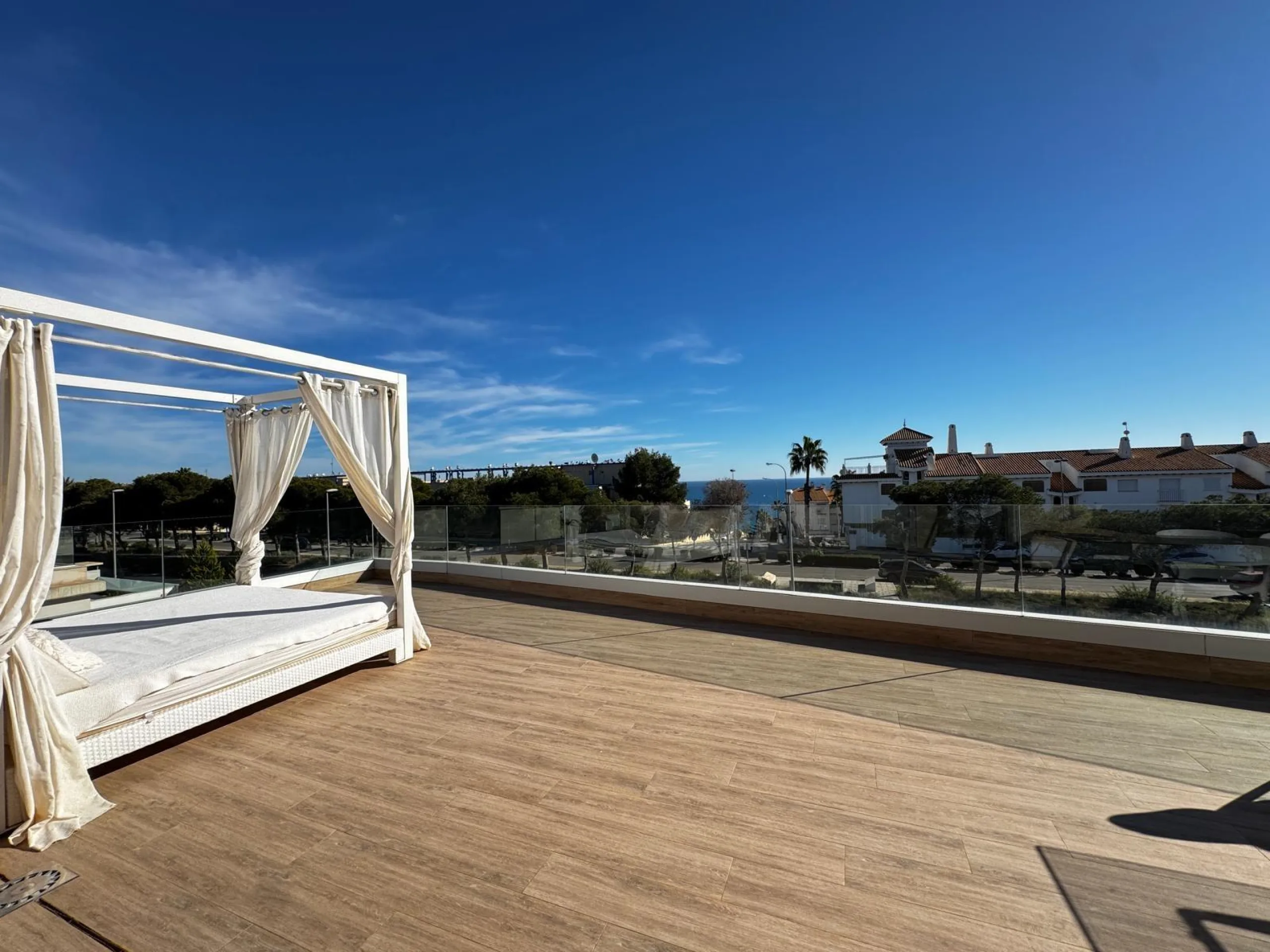 VILLA DE LUJO CON VISTAS AL MAR EN CAPMOAMOR CON 349 M2 DE CASA Y 503 DE PARCELA. 4 DORM. 6 BAÑOS. CON ASCENSOR.