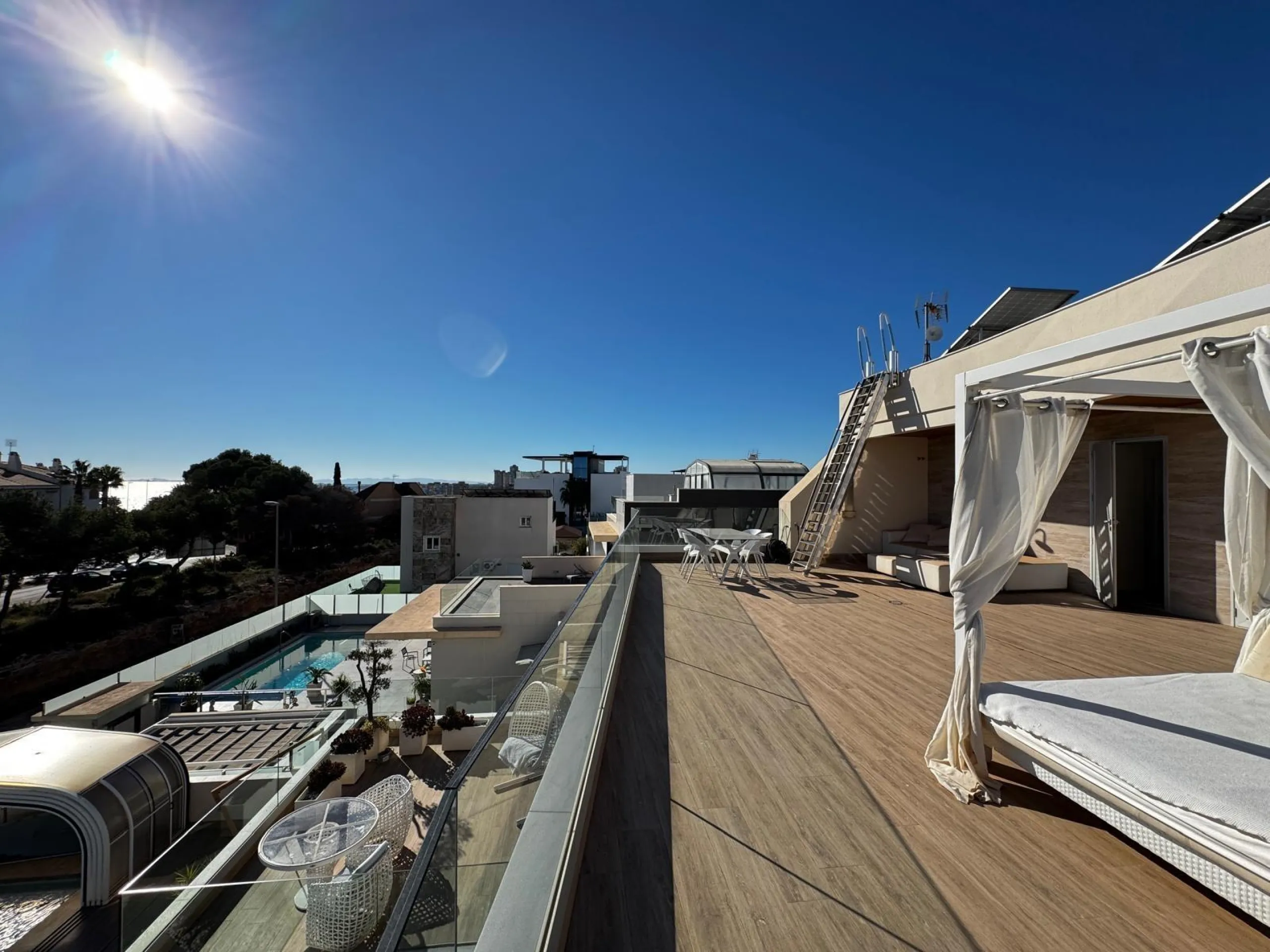 VILLA DE LUJO CON VISTAS AL MAR EN CAPMOAMOR CON 349 M2 DE CASA Y 503 DE PARCELA. 4 DORM. 6 BAÑOS. CON ASCENSOR.