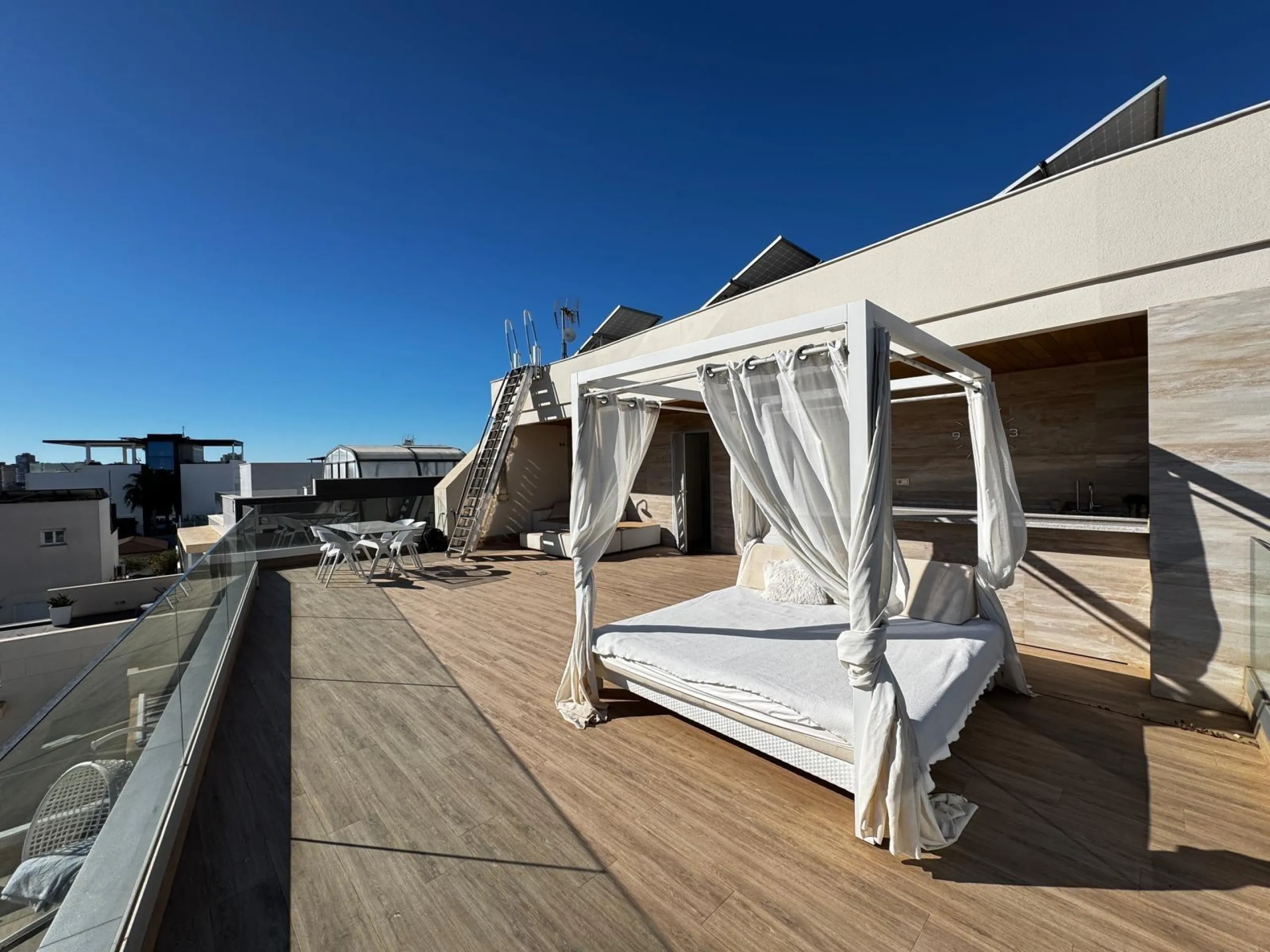 VILLA DE LUJO CON VISTAS AL MAR EN CAPMOAMOR CON 349 M2 DE CASA Y 503 DE PARCELA. 4 DORM. 6 BAÑOS. CON ASCENSOR.