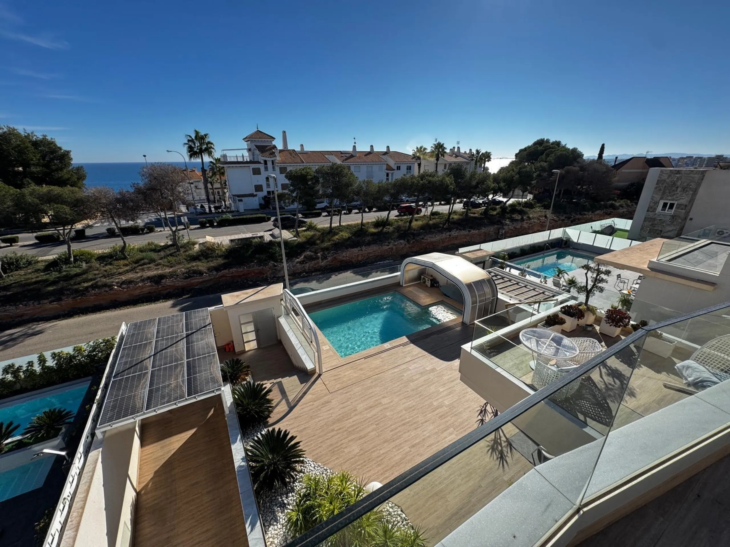 VILLA DE LUJO CON VISTAS AL MAR EN CAPMOAMOR CON 349 M2 DE CASA Y 503 DE PARCELA. 4 DORM. 6 BAÑOS. CON ASCENSOR.