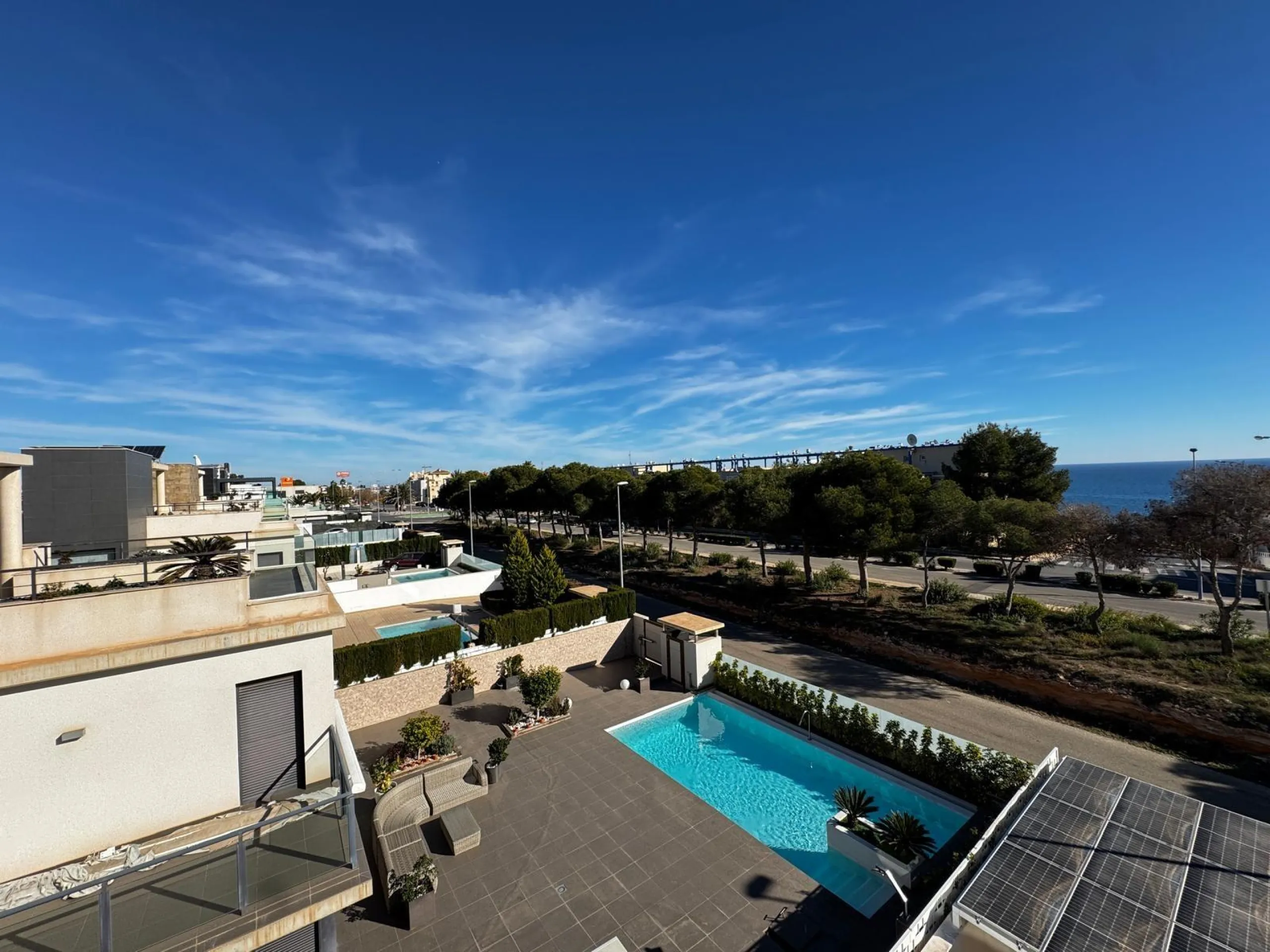 VILLA DE LUJO CON VISTAS AL MAR EN CAPMOAMOR CON 349 M2 DE CASA Y 503 DE PARCELA. 4 DORM. 6 BAÑOS. CON ASCENSOR.