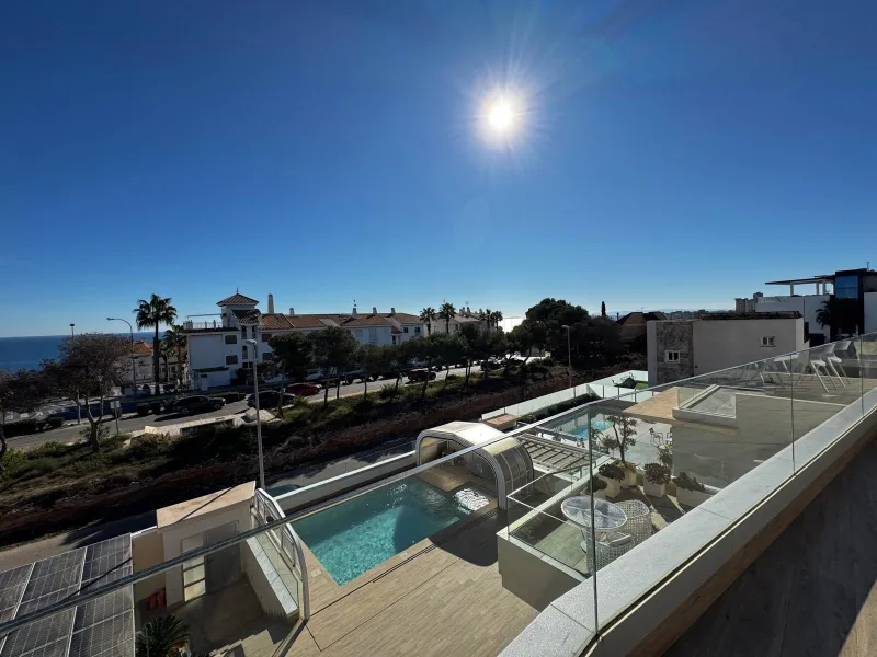 VILLA DE LUJO CON VISTAS AL MAR EN CAPMOAMOR CON 349 M2 DE CASA Y 503 DE PARCELA. 4 DORM. 6 BAÑOS. CON ASCENSOR.