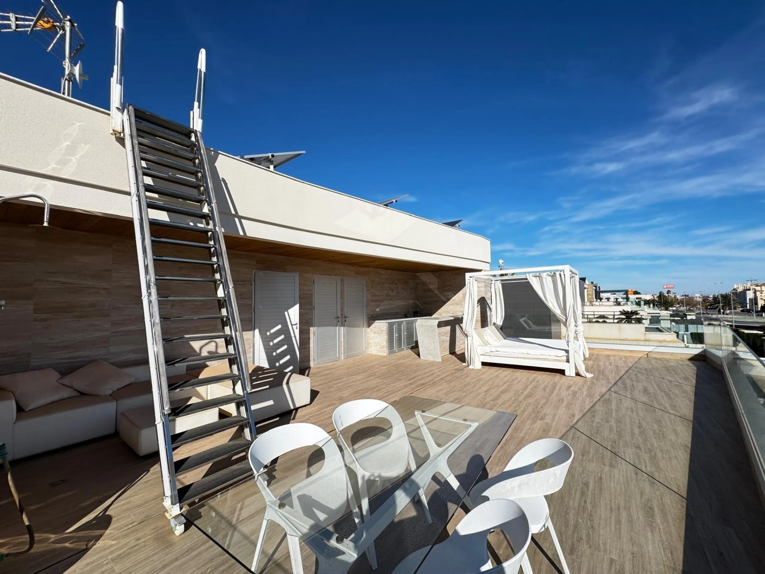 VILLA DE LUJO CON VISTAS AL MAR EN CAPMOAMOR CON 349 M2 DE CASA Y 503 DE PARCELA. 4 DORM. 6 BAÑOS. CON ASCENSOR.