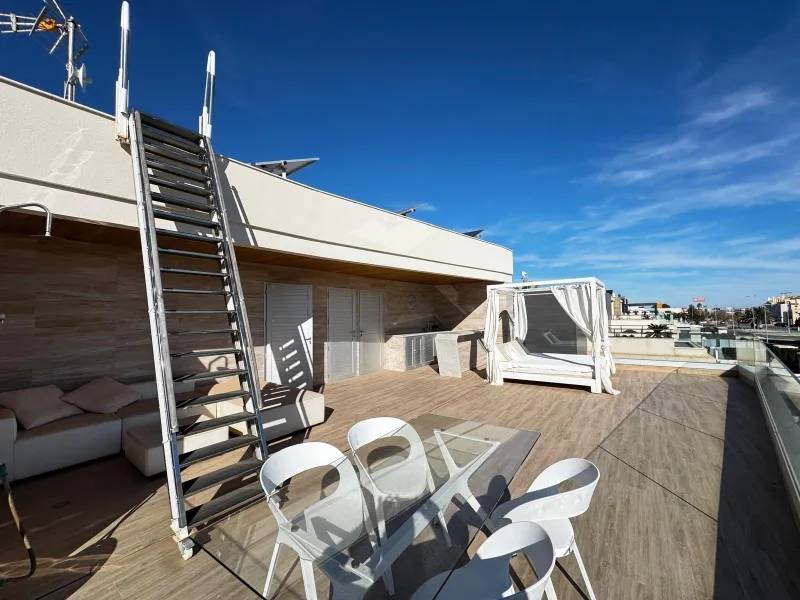 VILLA DE LUJO CON VISTAS AL MAR EN CAPMOAMOR CON 349 M2 DE CASA Y 503 DE PARCELA. 4 DORM. 6 BAÑOS. CON ASCENSOR.