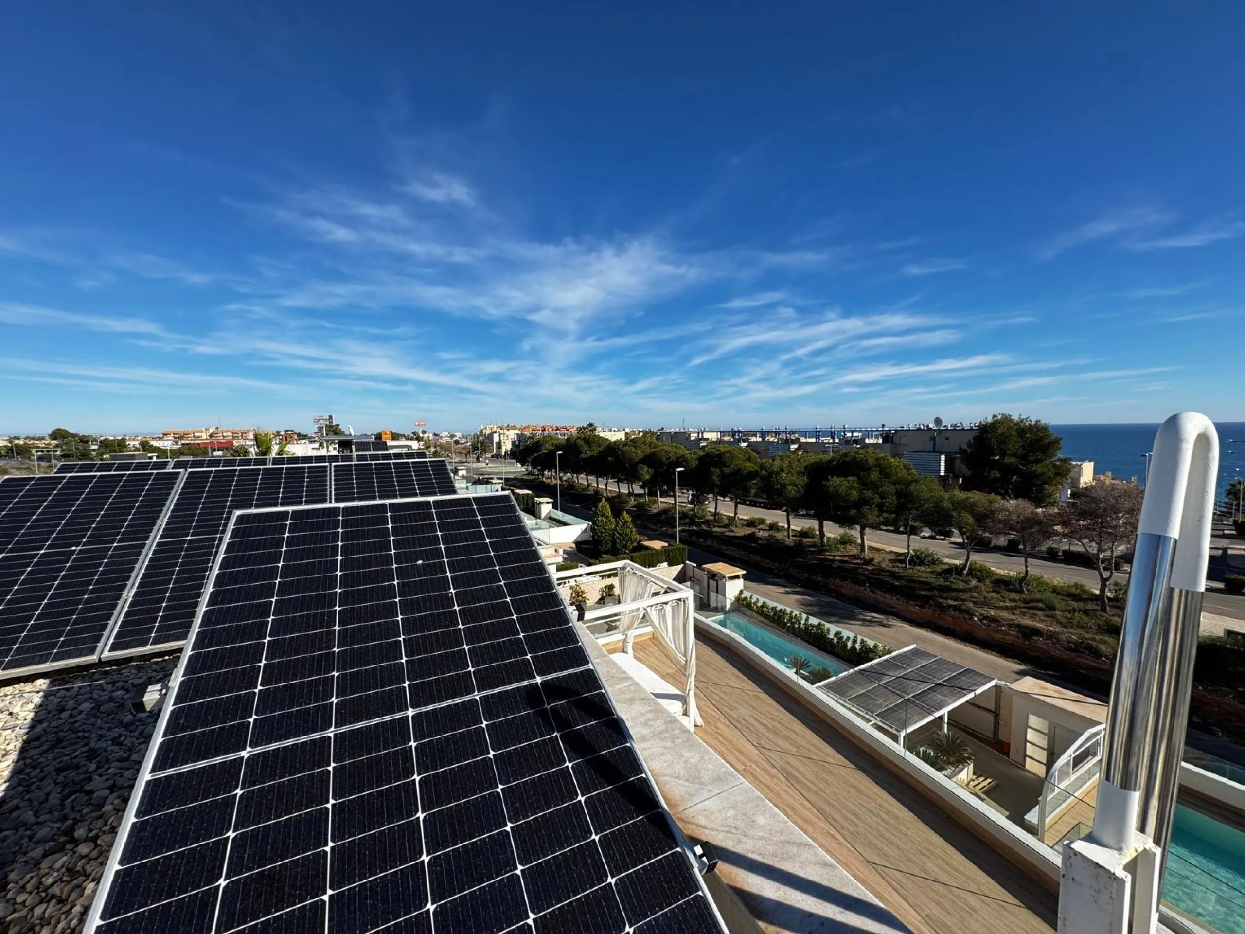 VILLA DE LUJO CON VISTAS AL MAR EN CAPMOAMOR CON 349 M2 DE CASA Y 503 DE PARCELA. 4 DORM. 6 BAÑOS. CON ASCENSOR.