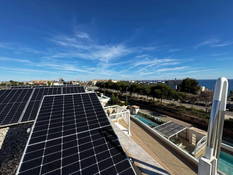VILLA DE LUJO CON VISTAS AL MAR EN CAPMOAMOR CON 349 M2 DE CASA Y 503 DE PARCELA. 4 DORM. 6 BAÑOS. CON ASCENSOR.