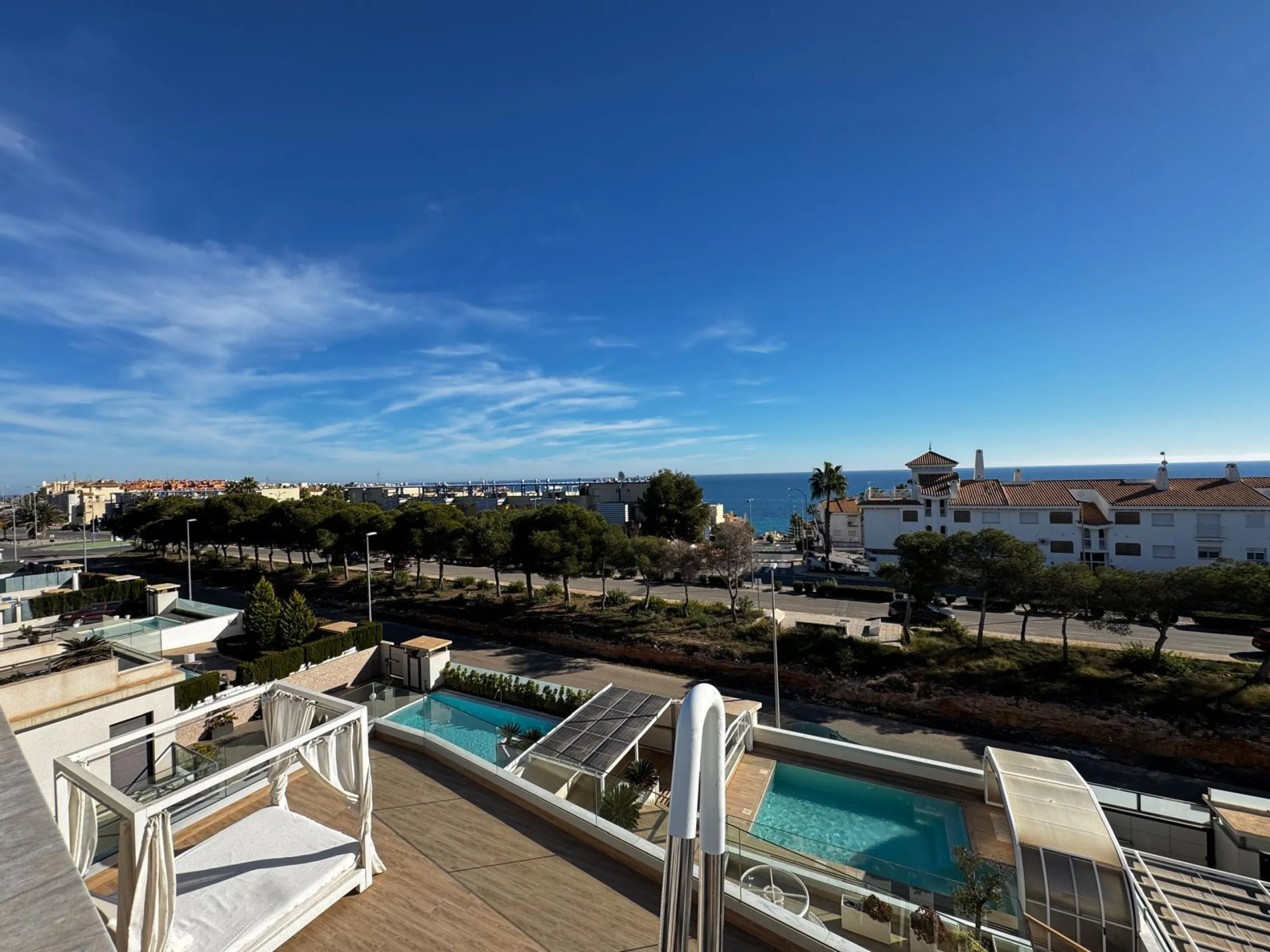 VILLA DE LUJO CON VISTAS AL MAR EN CAPMOAMOR CON 349 M2 DE CASA Y 503 DE PARCELA. 4 DORM. 6 BAÑOS. CON ASCENSOR.