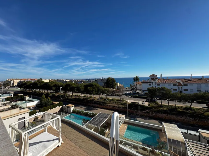 VILLA DE LUJO CON VISTAS AL MAR EN CAPMOAMOR CON 349 M2 DE CASA Y 503 DE PARCELA. 4 DORM. 6 BAÑOS. CON ASCENSOR.