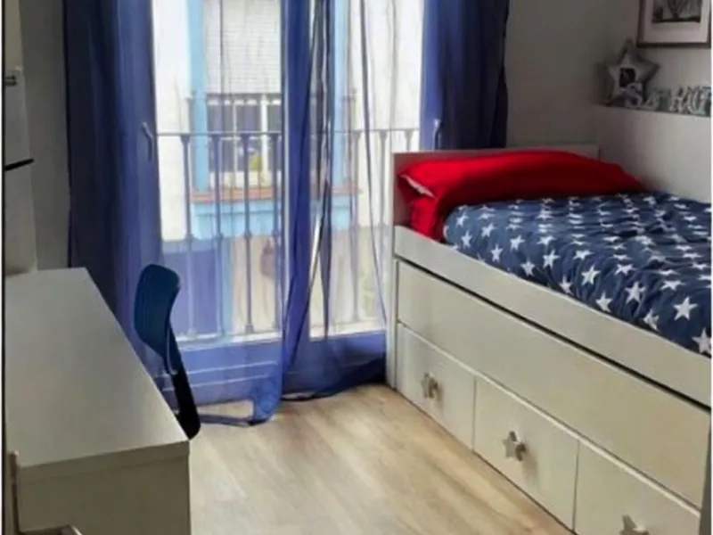 Geräumiges Reihenhaus mit 4 Schlafzimmern, privater Garage und Aufzug