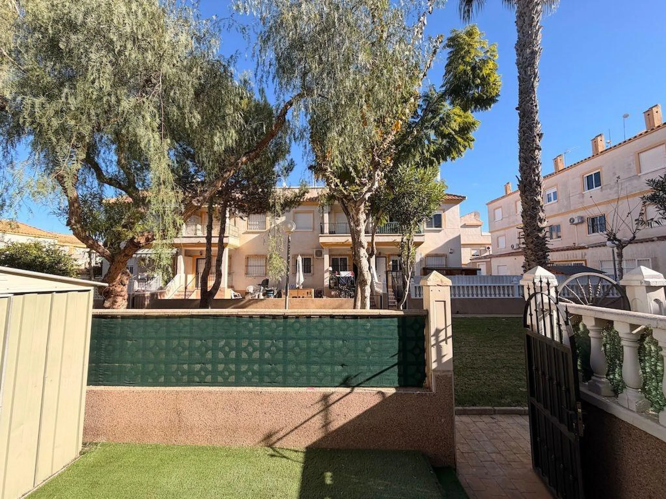 Villamartin, St. James Hills Residential – Ground-floor bungalow overlooking a 50 m² communal garden.