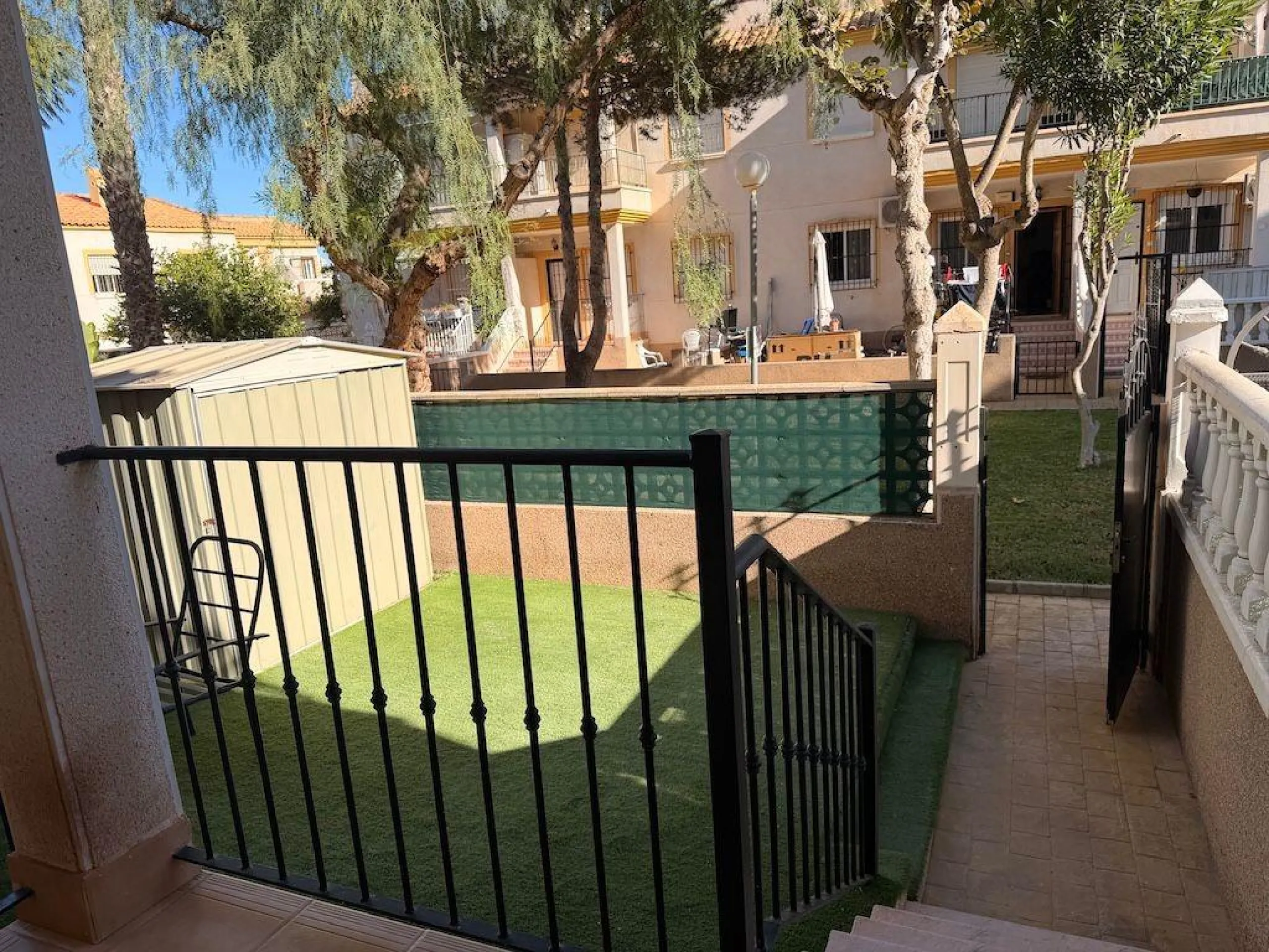 Villamartin, St. James Hills Residential – Ground-floor bungalow overlooking a 50 m² communal garden.