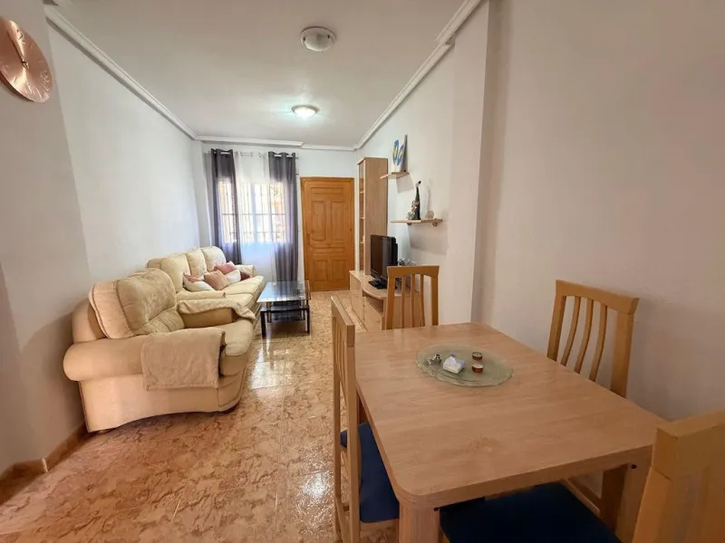 Villamartin, St. James Hills Residential – Ground-floor bungalow overlooking a 50 m² communal garden.