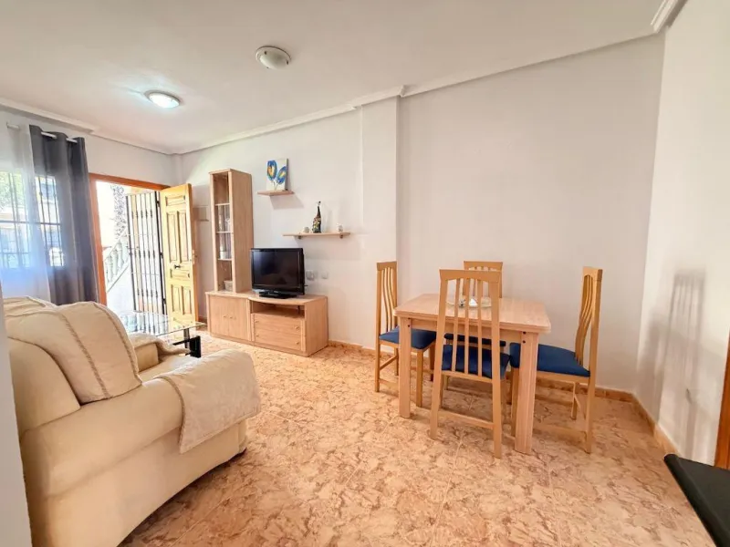 Villamartin, St. James Hills Residential – Ground-floor bungalow overlooking a 50 m² communal garden.